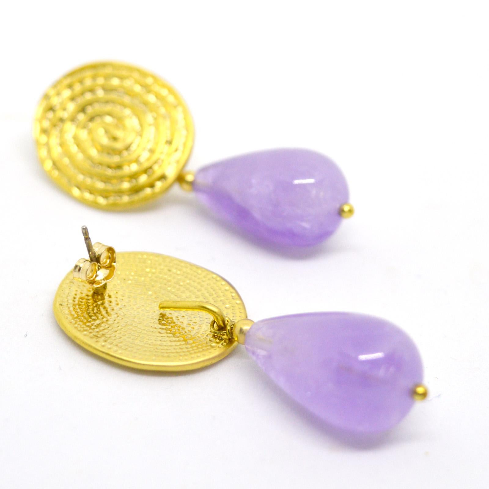 12x22mm Polished Cape Amethyst Teardrop beads with a 21×24.5mm Gold plate brass stud Sterling Silver post. 14k Gold Filled headpin and 3mm round beads.

Total Earring length 42mm.
