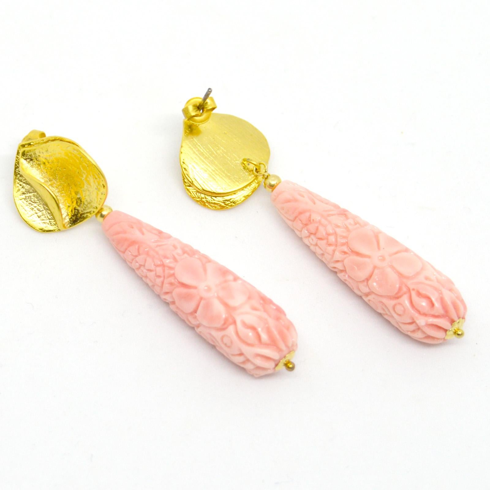 10x30mm Carved Shell reconstituted Teardrop with a 16.5mm Gold plate Lotus Stud Sterling silver Post. 14k Gold Filled headpin 4mm cap and 3mm round beads.

Total Earring length from post 55mm  2.16 inches