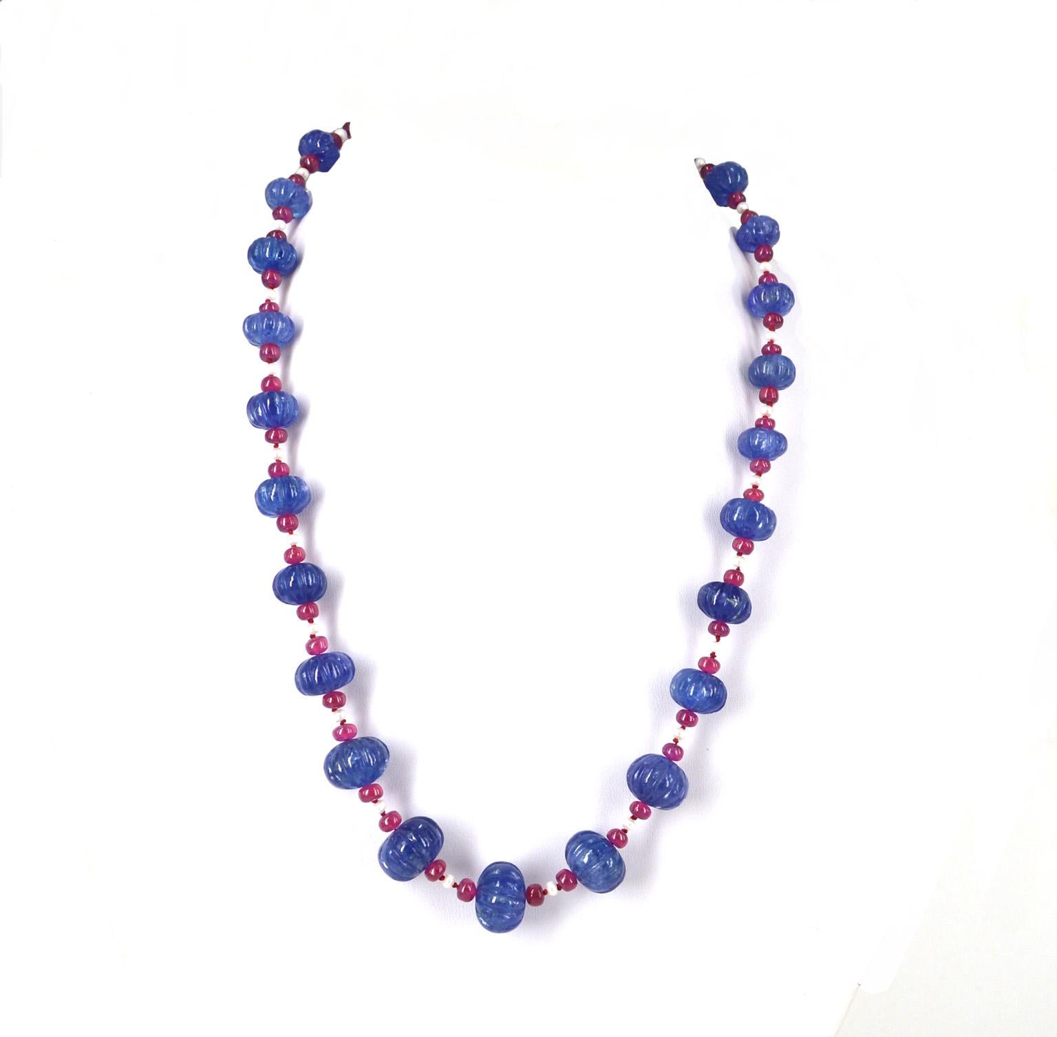 Outstanding necklace with natural graduated carved Tanzanite, natural Brazilian Rubies and Fresh Water Pearls hand knotted on Red thread with a 10mm 9ct Gold corrugated clasp.
Tanzanites size from 14.3x11mm up to 20x16mm, the stones have some