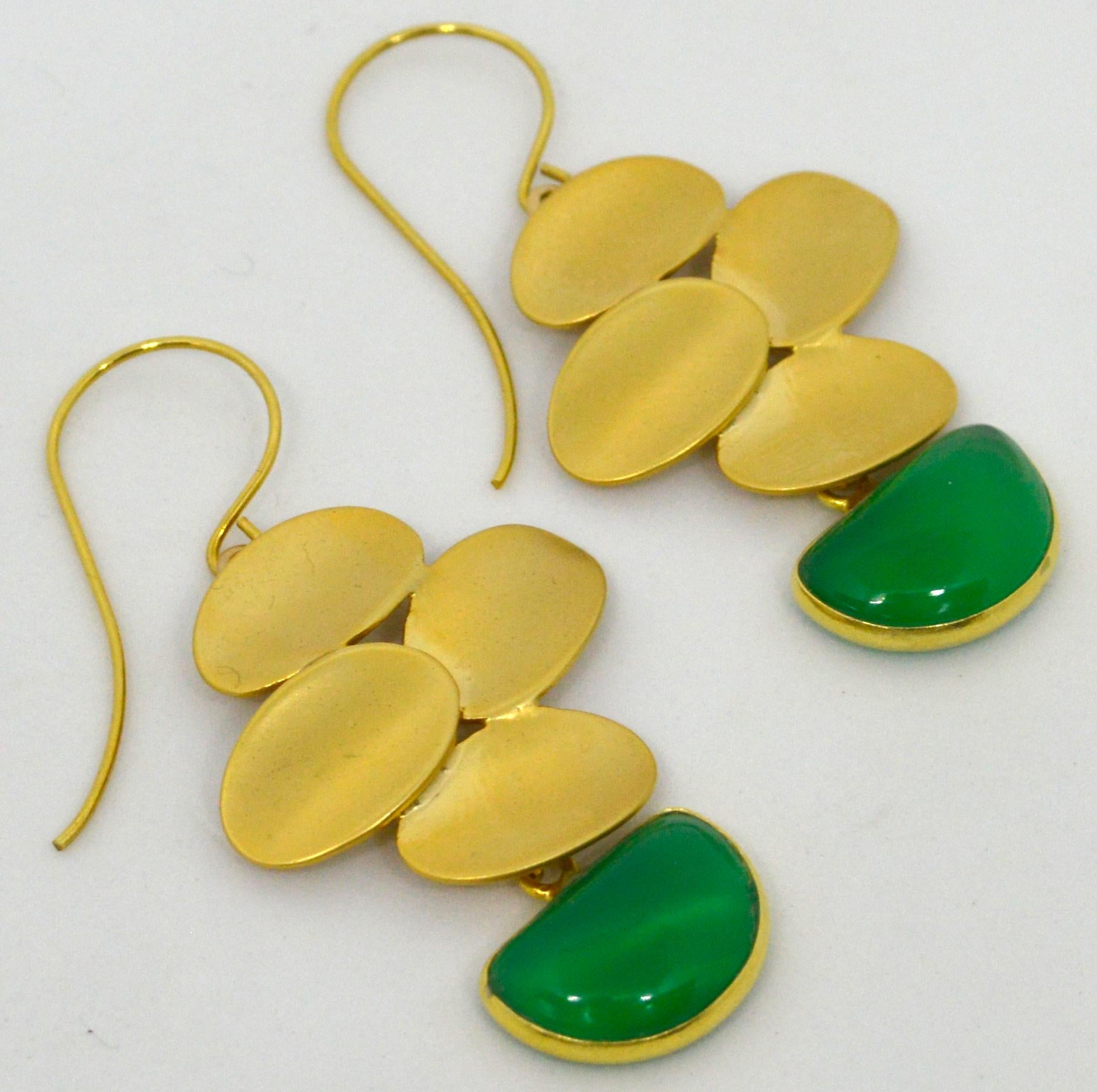 Chalcedony Gold Plated Brass Earrings

Gold Plate Brass Shepherd Hook 32mm
Gold Plated Matt Cluster Connector 26mm 
Green Chalcedony Drop 16x11mm                                                                  
Total Earring Length 5.5cm / 2.16