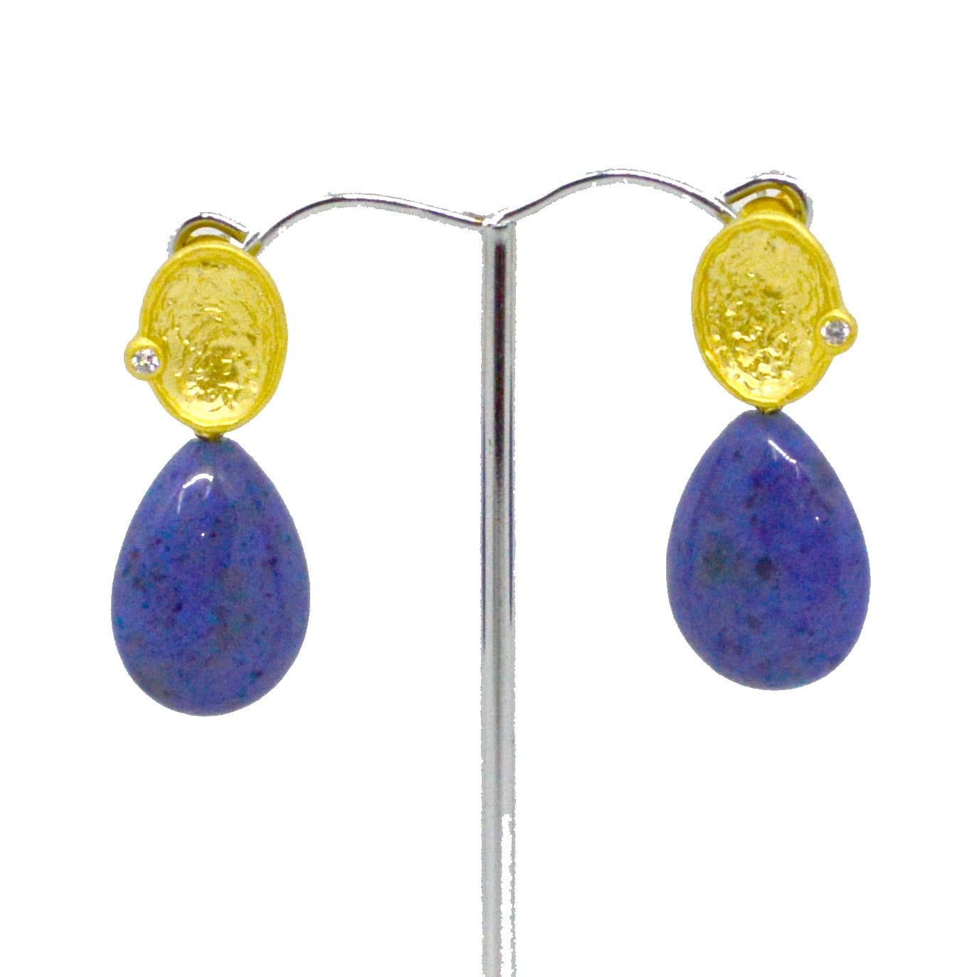 15x20mm Polished Dumortierite Teardrop beads with a 11x14mm Gold plate brass stud with a Sterling Silver post. 14k Gold Filled post.

Total Earring length 35mm.
