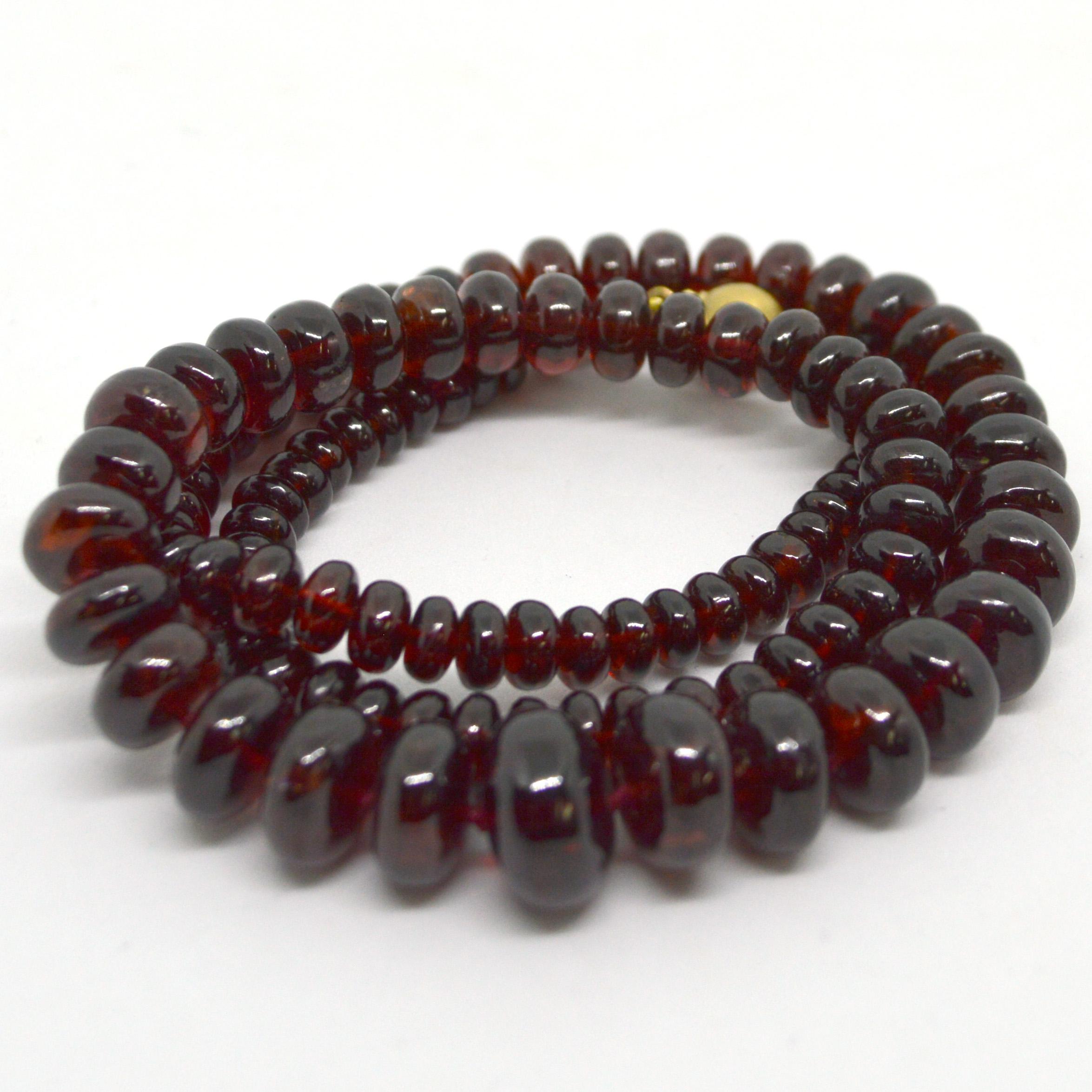 Delicate graduating Garnet roundels 5-12.5mm hand knotted with as 8mm 14 karet gold clasp
Finished length is 49cm  19.3 inches