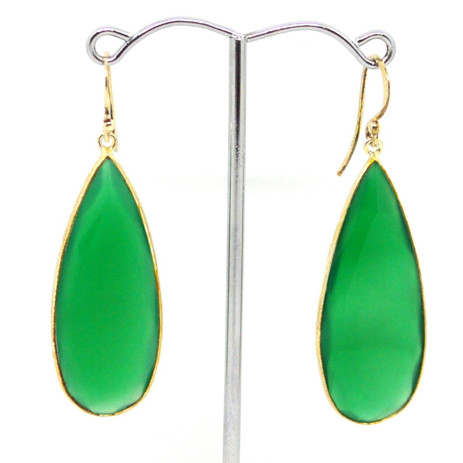 Large Green Onyx Faceted drops bezel set with Sterling Silver on a Sterling silver hook

Total Earring length 57mm.
