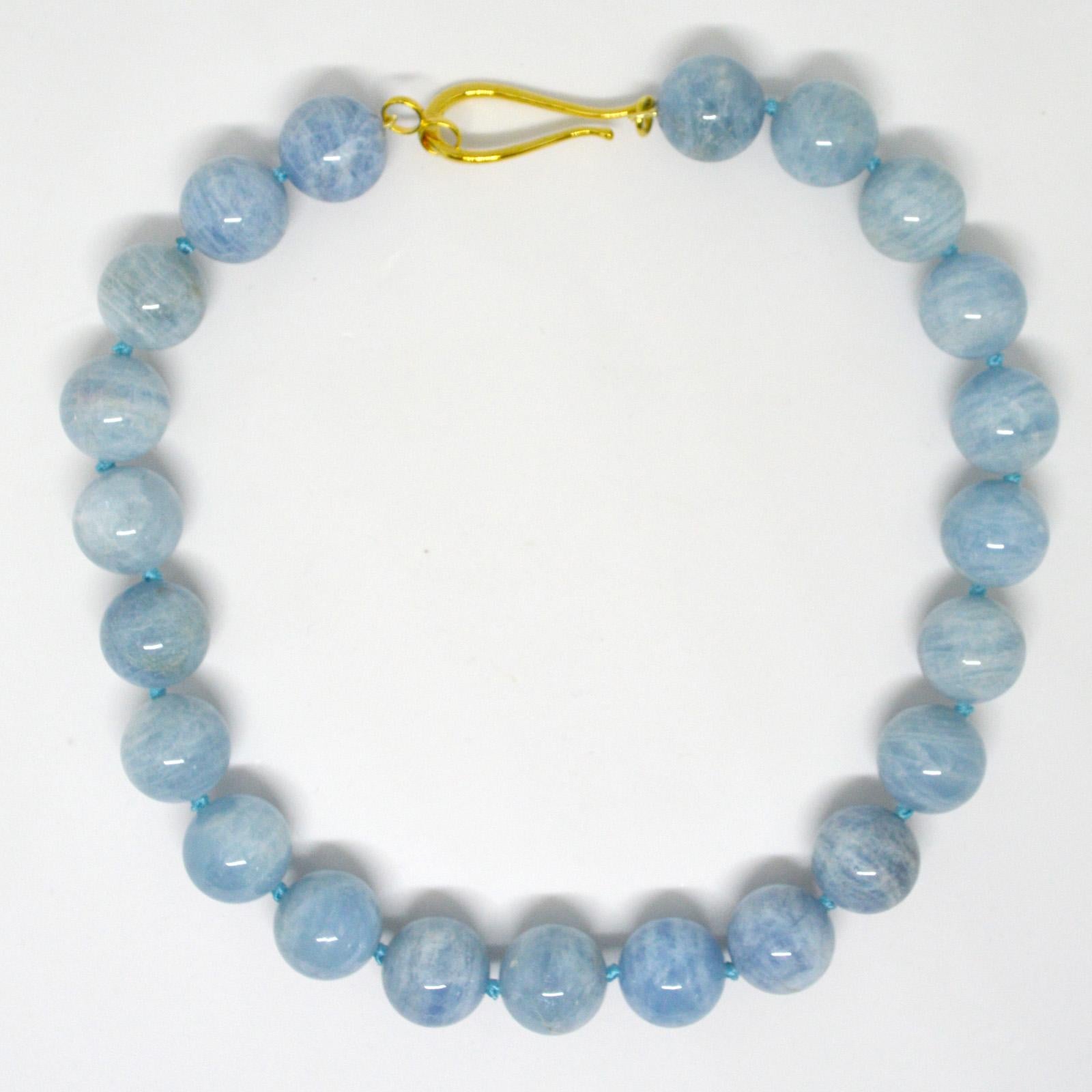 18mm polished round natural blue Aquamarine necklace.
Gold Plate Sterling Silver 55mm hook clasp.
48cm necklace.