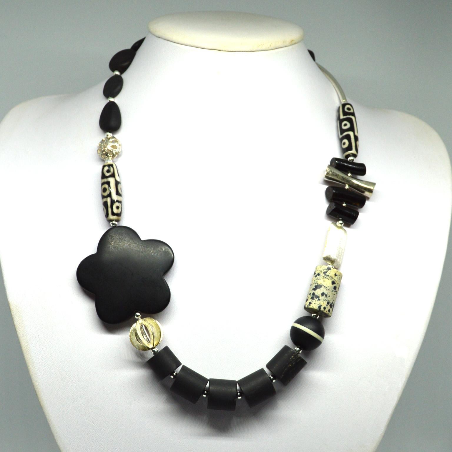 Asymetrical funky necklace. Mixed design of matt onyx, tibetan agate, dalmation jasper and sterling silver beads. Hand knotted for strength and durability.
Necklace length 20.86 inches sterling silver hook clasp.
Large flower 1.77 inches (4.5cm)