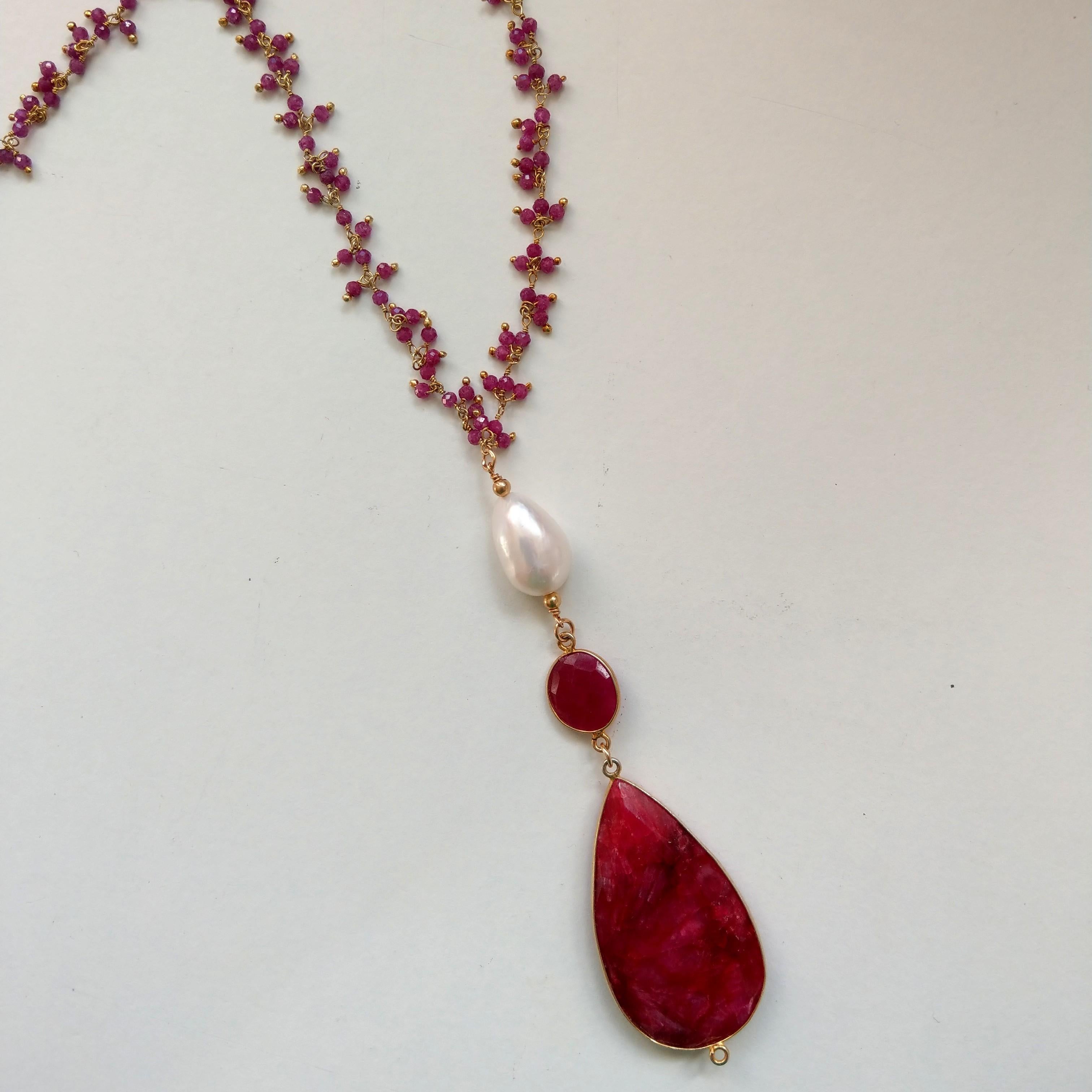 Hand made 3mm faceted Ruby dyed Gold plate Sterling Silver chain with a gold plate Sterling silver Ruby dyed and a 17x12mm Baroque Fresh water Pearl.

Total length of necklace 48cm, excluding pendant.



