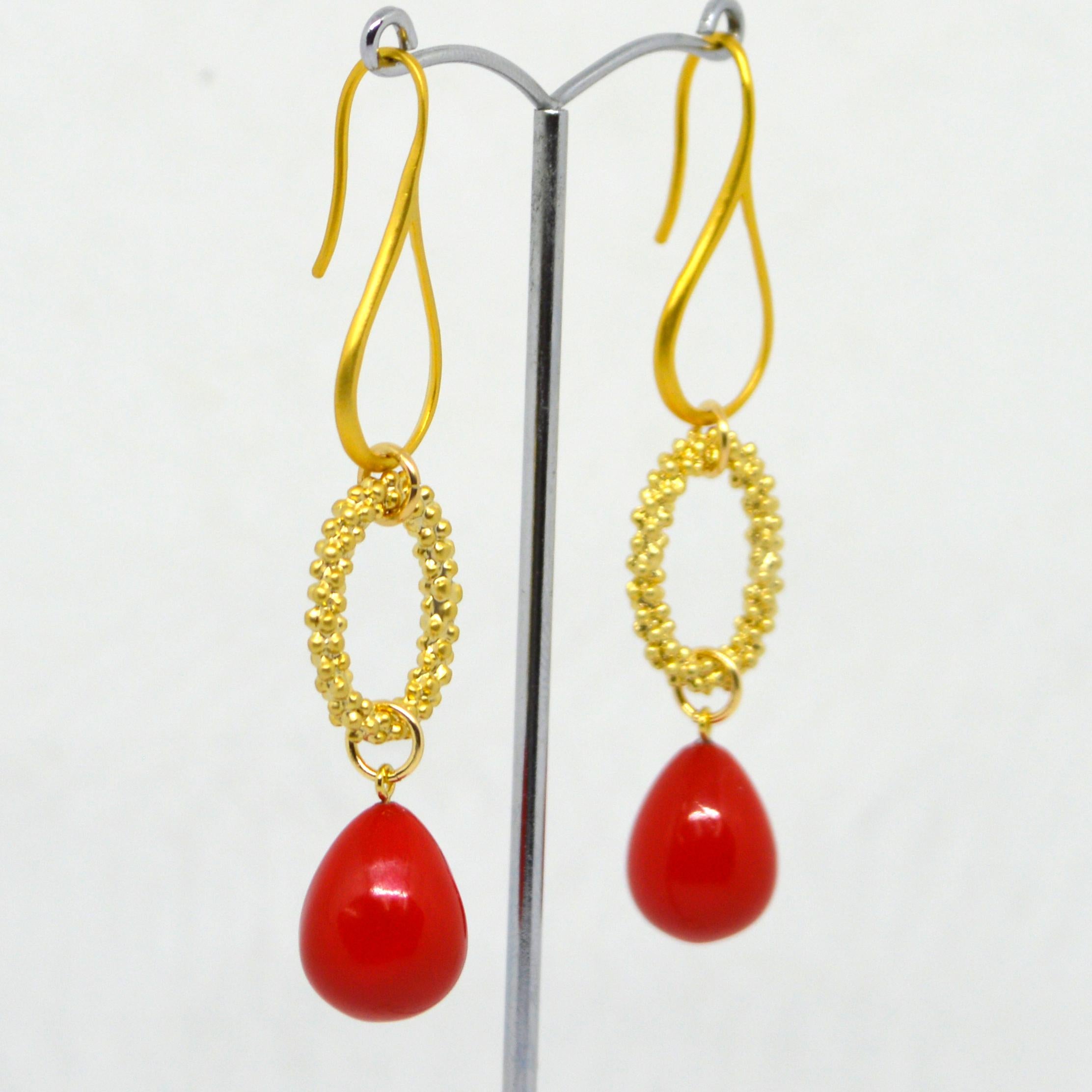 Shell Based Pearl Red Briolette Gold Brass Earrings

Gold Plate Brass Shepherd Hook 28mm
Gold Plated Brass Beaded Matt Oval Connector 15x21mm 
Red Shell Based Briolette 13x16mm                                                                
Total