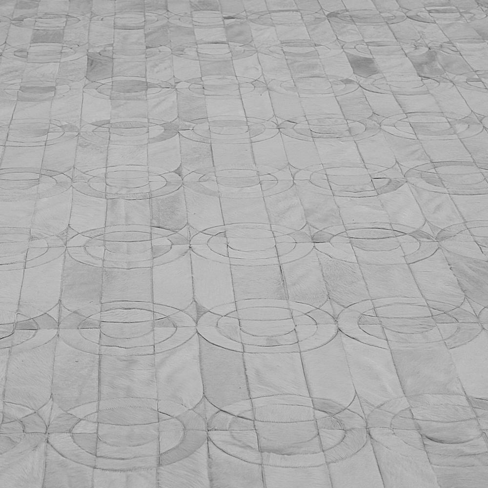 Decadente Nueva Alfombra de piel de vaca Curvo Crema Personalizable Pequeña en venta 1