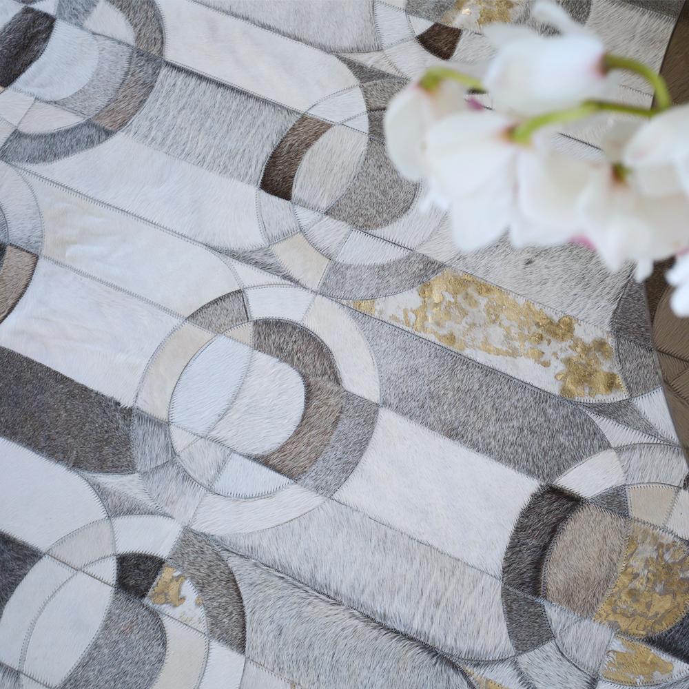 Dekadent New Customizable Curvo GRay und Gold Rindsleder-Bodenteppich XX-Large im Angebot 3
