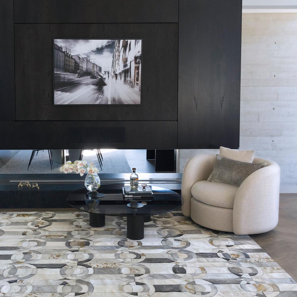 Mit dramatischer Geometrie und kühnen Formen erinnert der dekadente neue Curvo an den Glamour der Jahrhundertmitte.

Schicke goldene Akzente sind von der glamourösen Blütezeit des alten Palm Springs inspiriert und werten das Design sofort