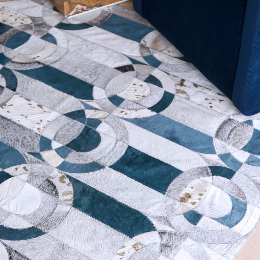 Machine-Made Decadent New Customizable Curvo Jade Cowhide Rug Round Small For Sale