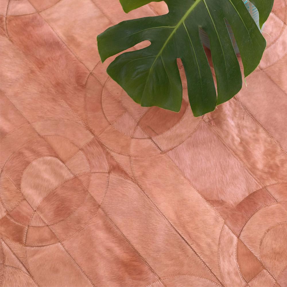 Dekadent New Customizable Curvo Shrimp Cowhide Area Bodenteppich groß (Pakistanisch) im Angebot