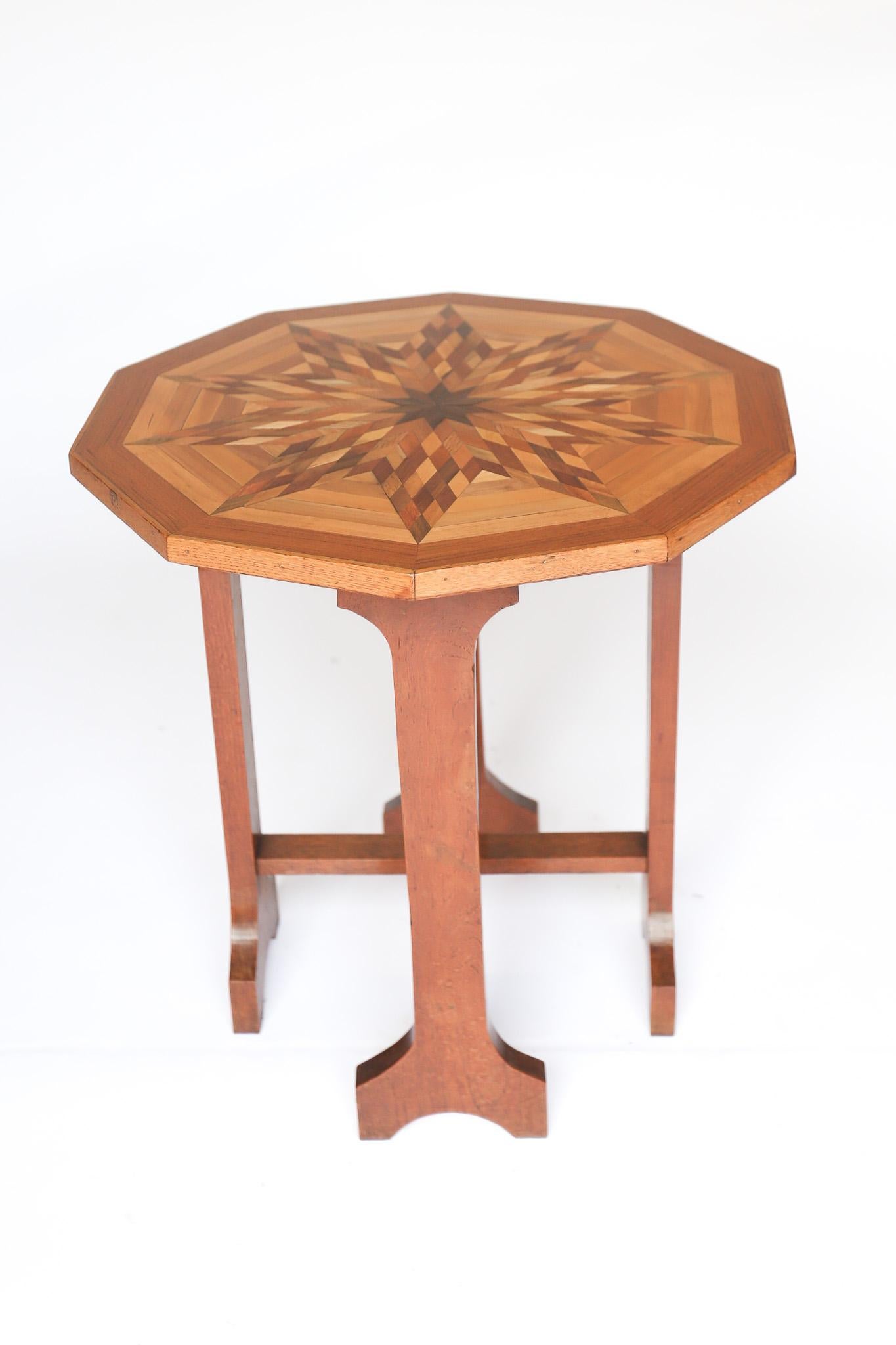 Decagon Shape Specimen wood  inlaid Lamp Table By Lebus mediados del siglo XX en venta