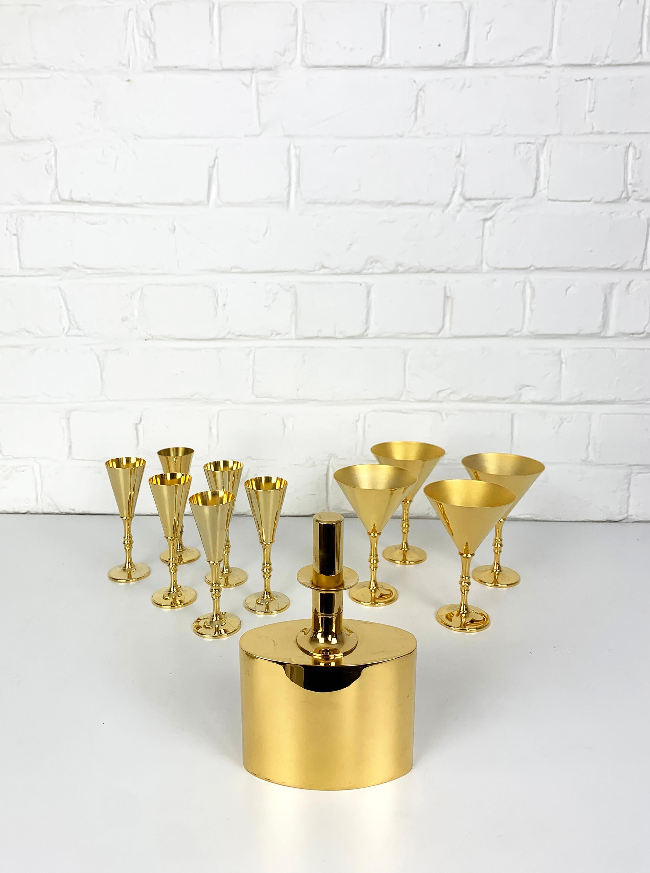 Scandinavian Modern Decanter & 10 glasses in gold plated brass, Pierre Forsell for Skultuna, 1960s For Sale