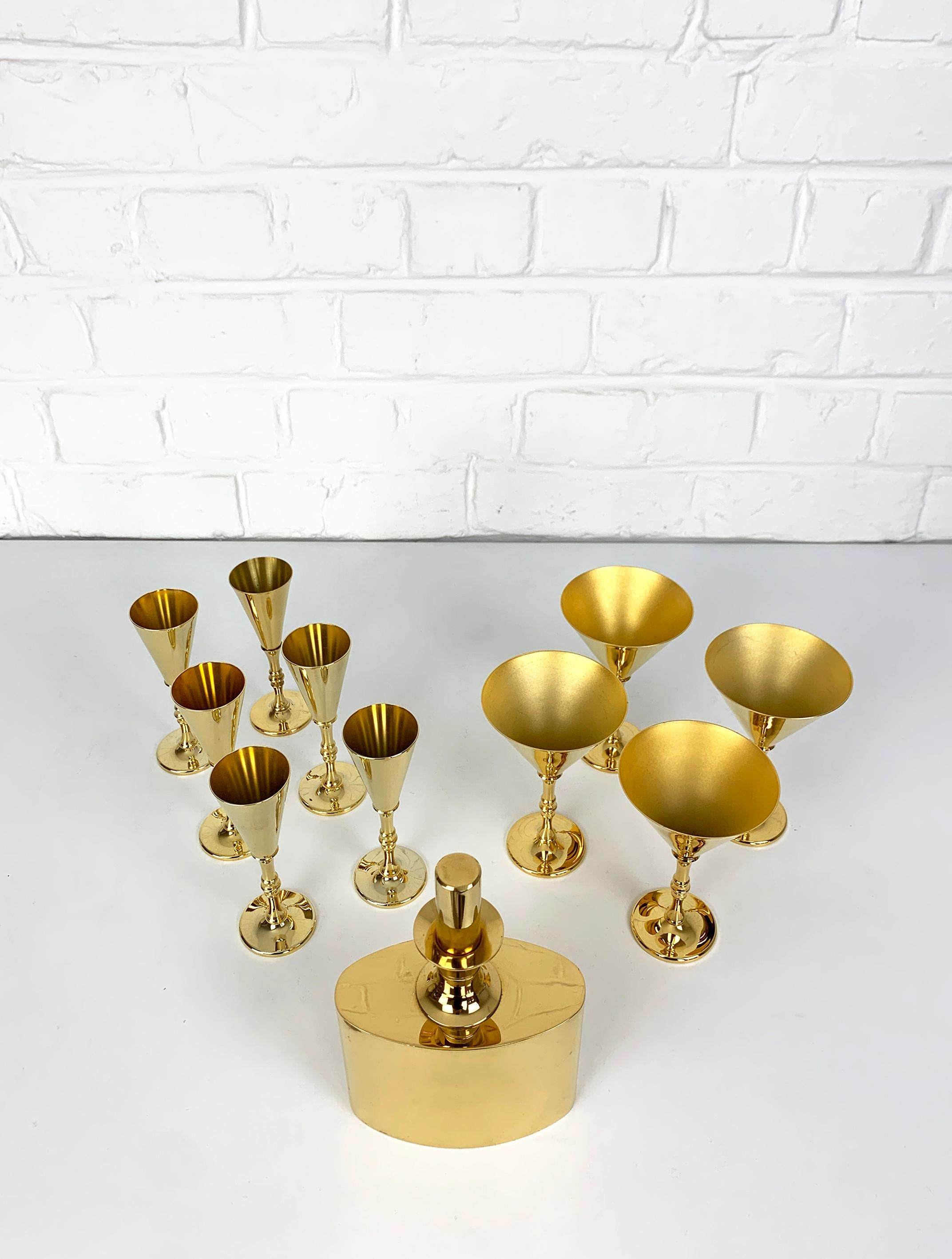 Swedish Decanter & 10 glasses in gold plated brass, Pierre Forsell for Skultuna, 1960s For Sale