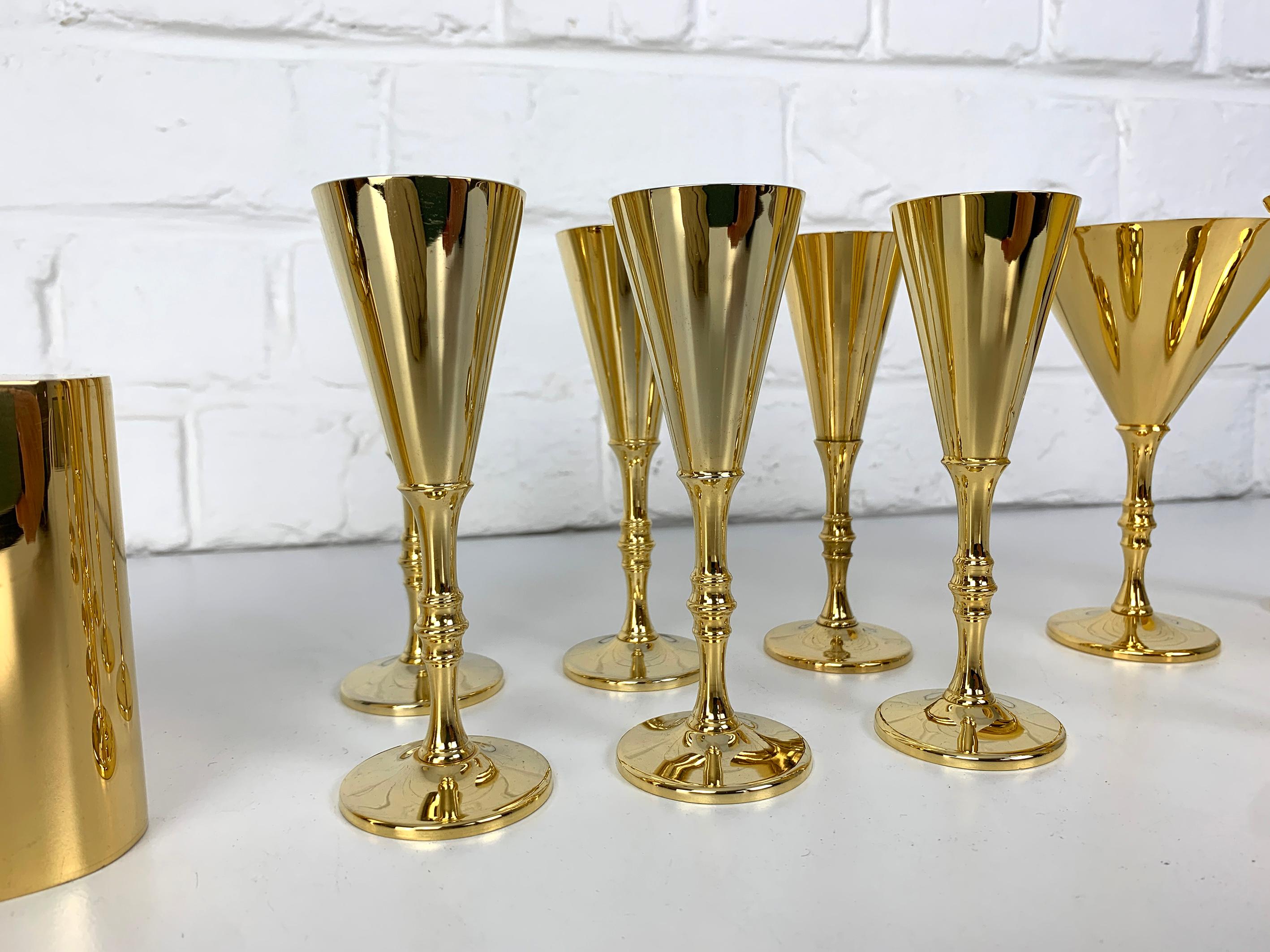 Decanter & 10 glasses in gold plated brass, Pierre Forsell for Skultuna, 1960s In Good Condition For Sale In Vorst, BE