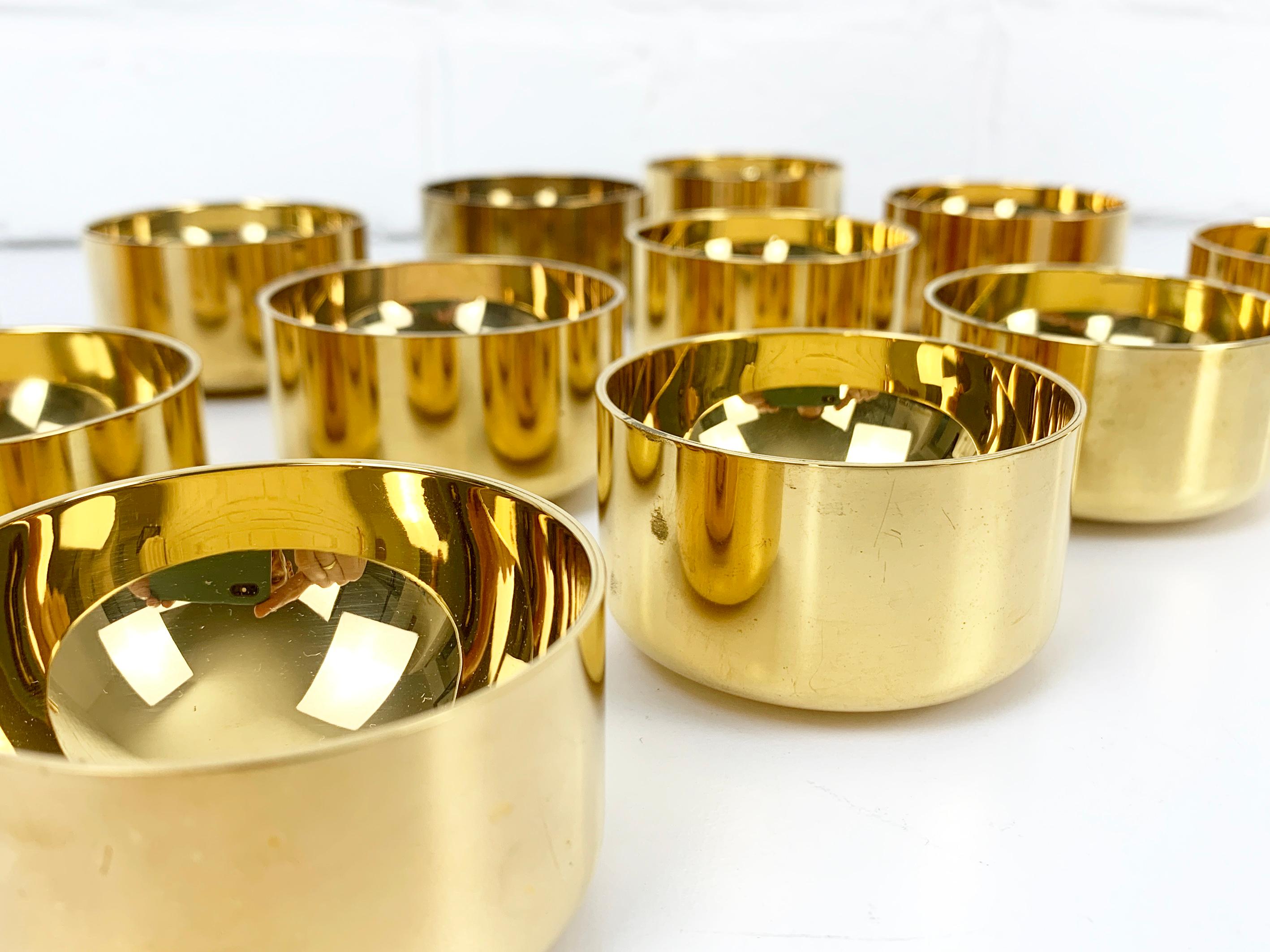 Decanter & 12 bowls in gold plated brass, Pierre Forsell for Skultuna, 1960s In Good Condition For Sale In Vorst, BE