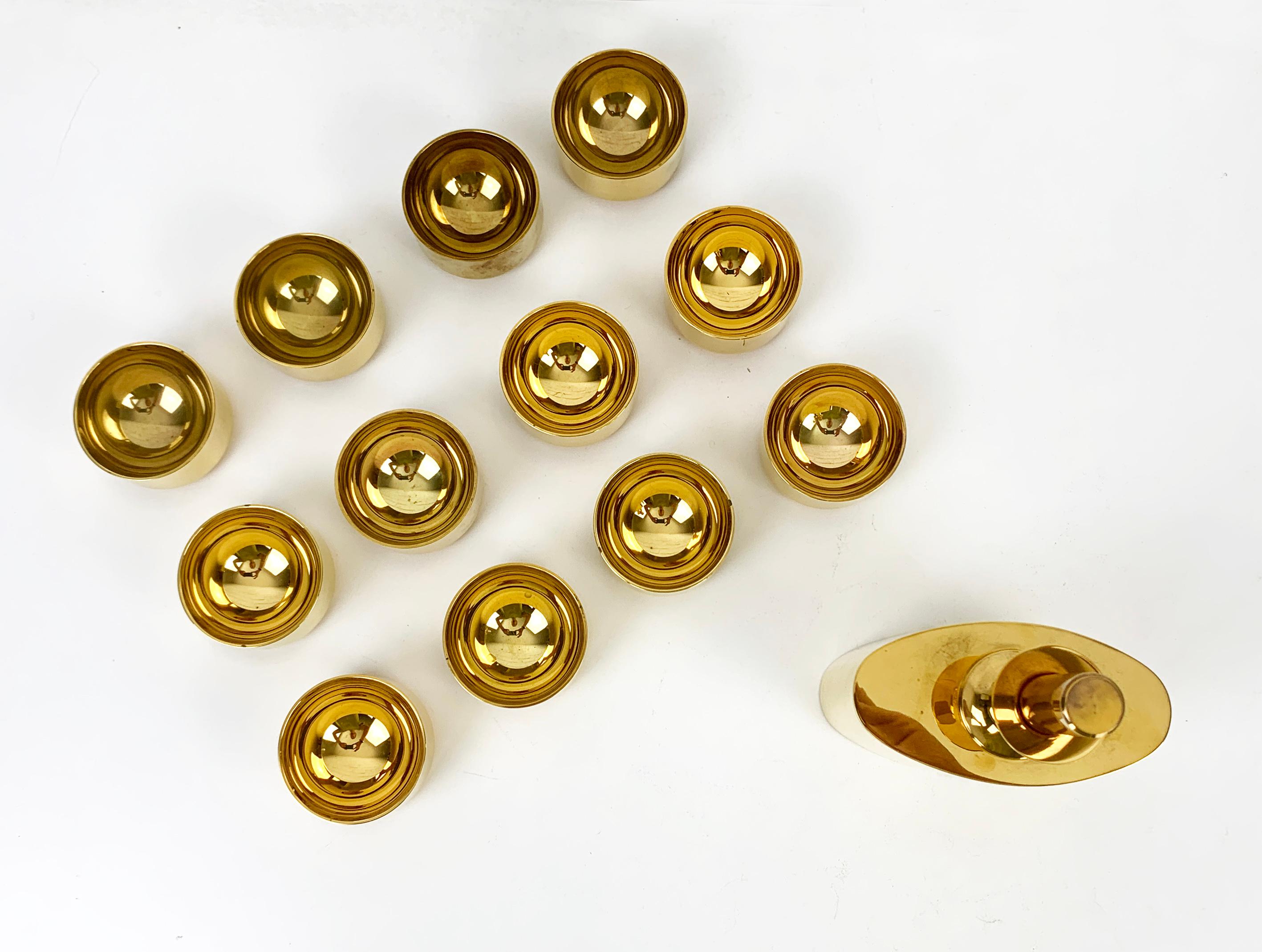 Plaqué or Carafe et 12 bols en laiton plaqué or, Pierre Forsell pour Skultuna, années 1960 en vente