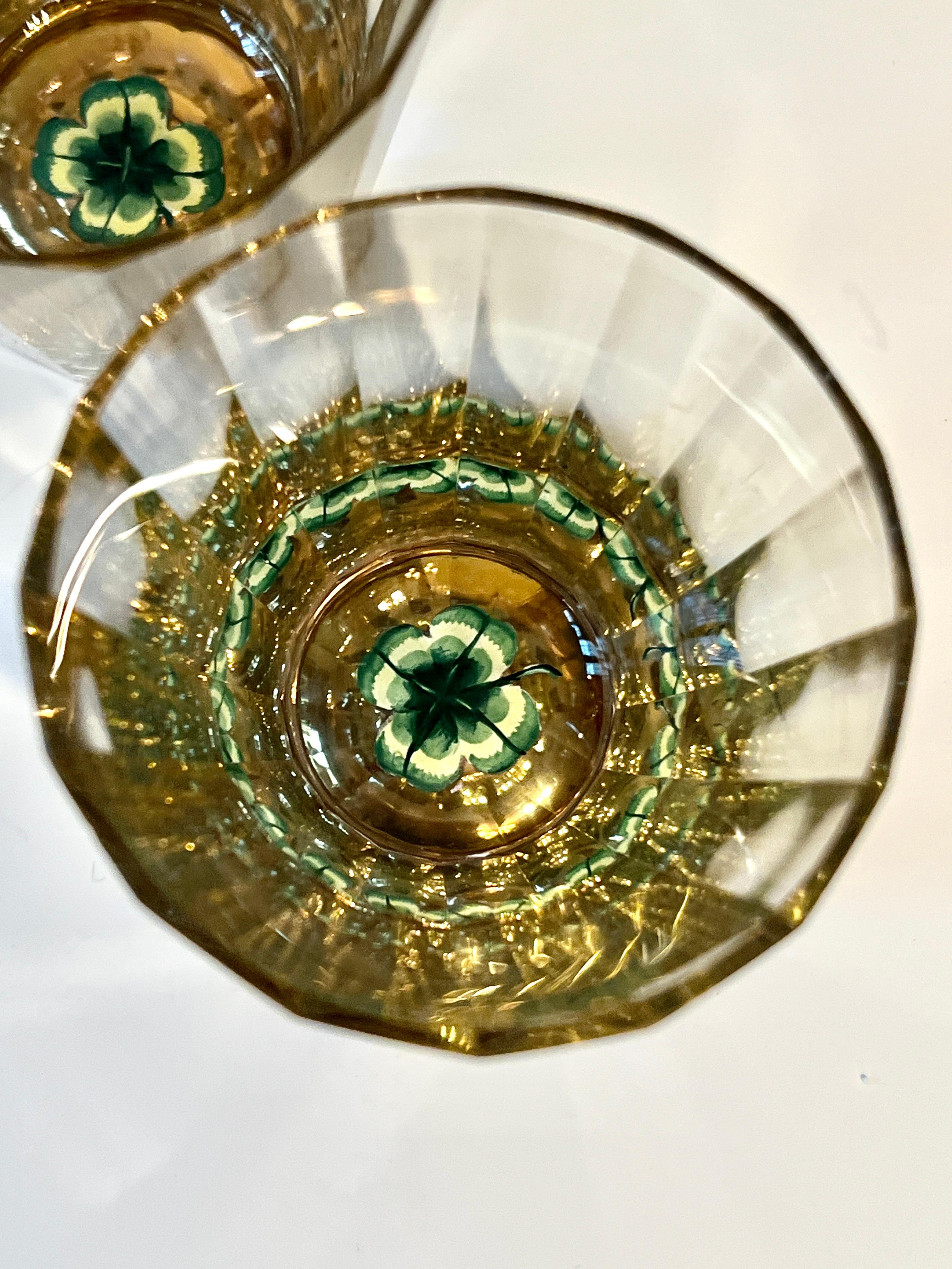 Decantador y Cuatro Vasos de Cristal con Detalles de Trébol Pintados a Mano en venta 3