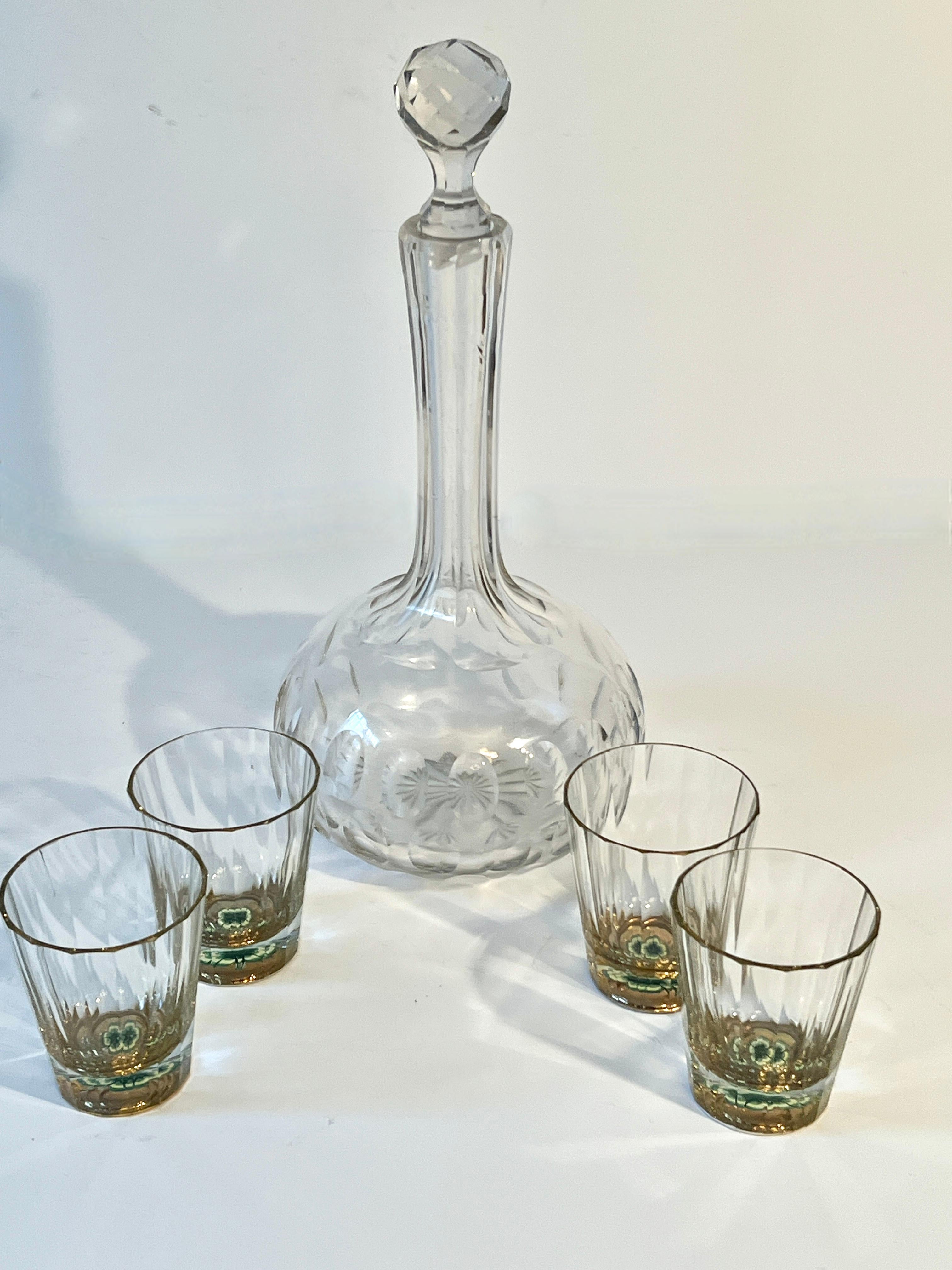 Decantador y Cuatro Vasos de Cristal con Detalles de Trébol Pintados a Mano en venta 4