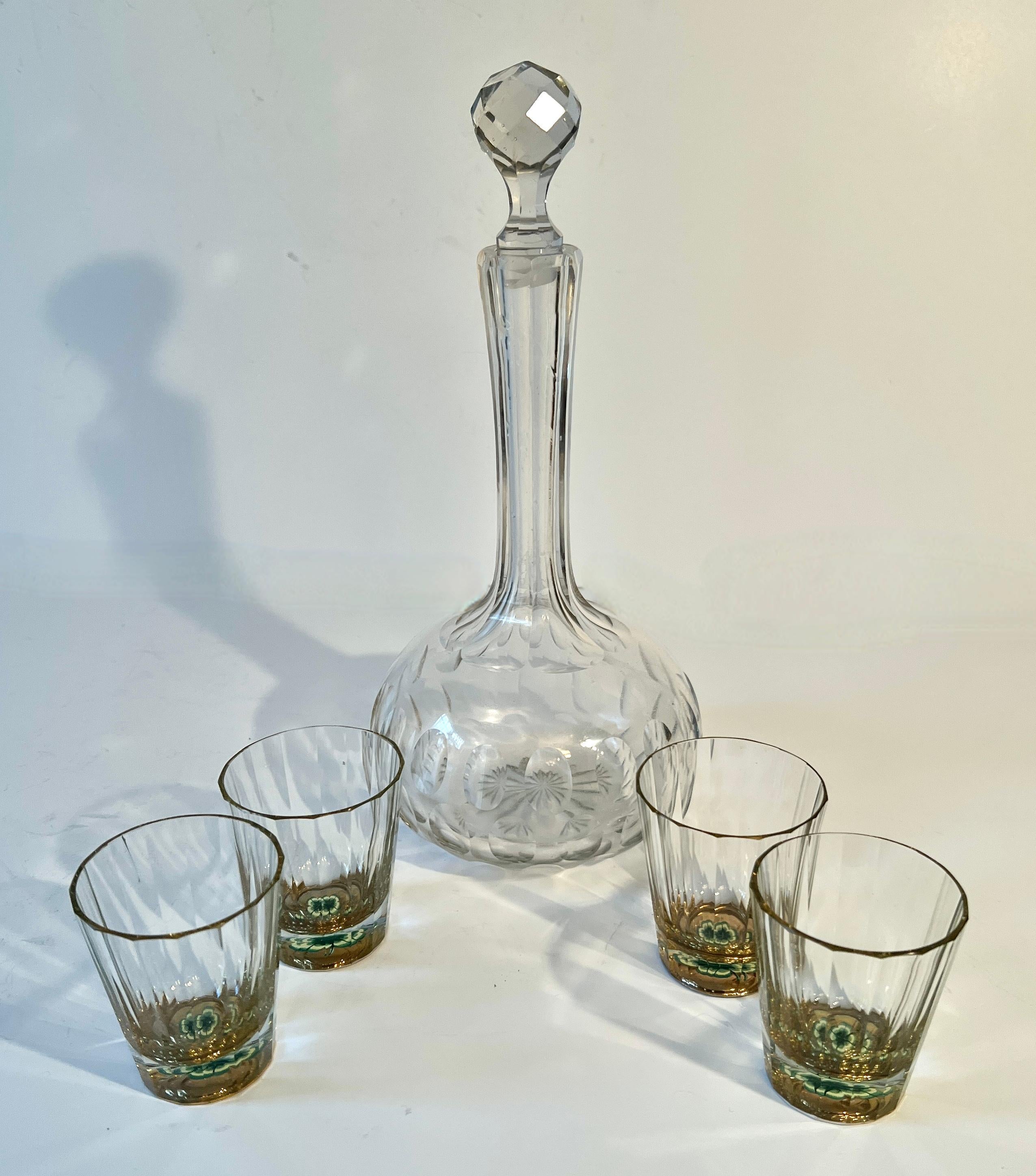 Decantador y Cuatro Vasos de Cristal con Detalles de Trébol Pintados a Mano Europeo en venta