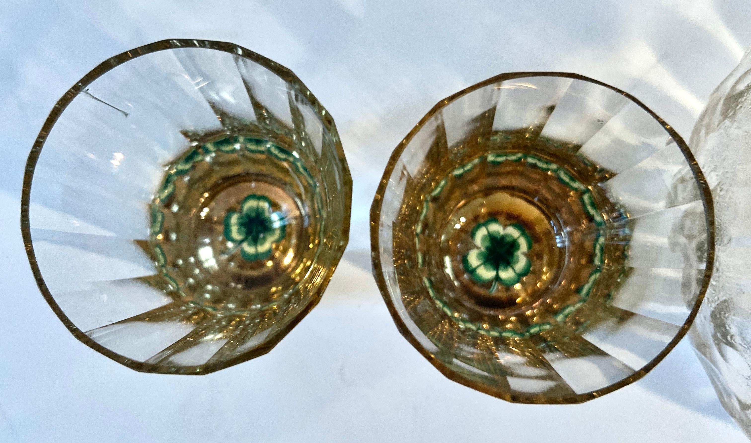 Decantador y Cuatro Vasos de Cristal con Detalles de Trébol Pintados a Mano Pintado a mano en venta