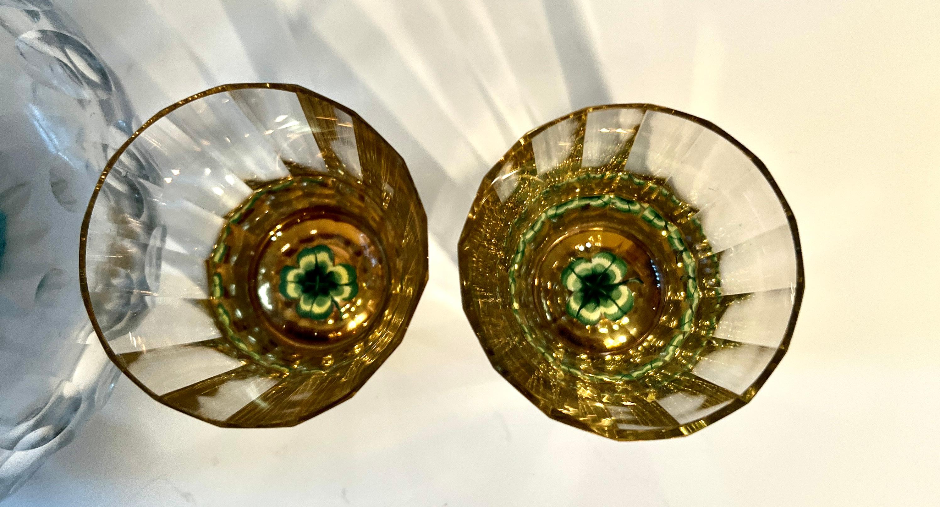 Decantador y Cuatro Vasos de Cristal con Detalles de Trébol Pintados a Mano en Bueno estado para la venta en Los Angeles, CA