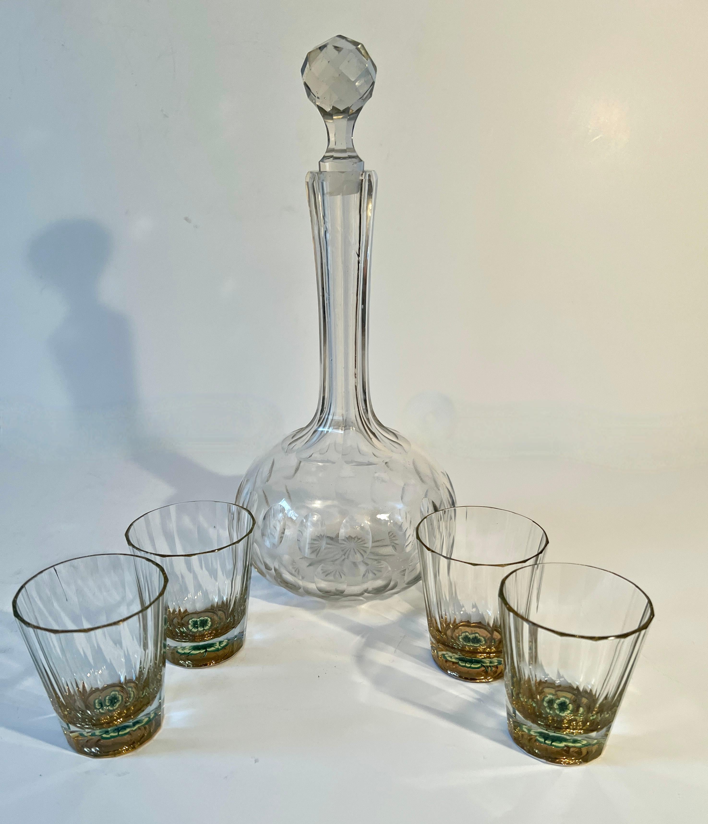 Decantador y Cuatro Vasos de Cristal con Detalles de Trébol Pintados a Mano siglo XX en venta