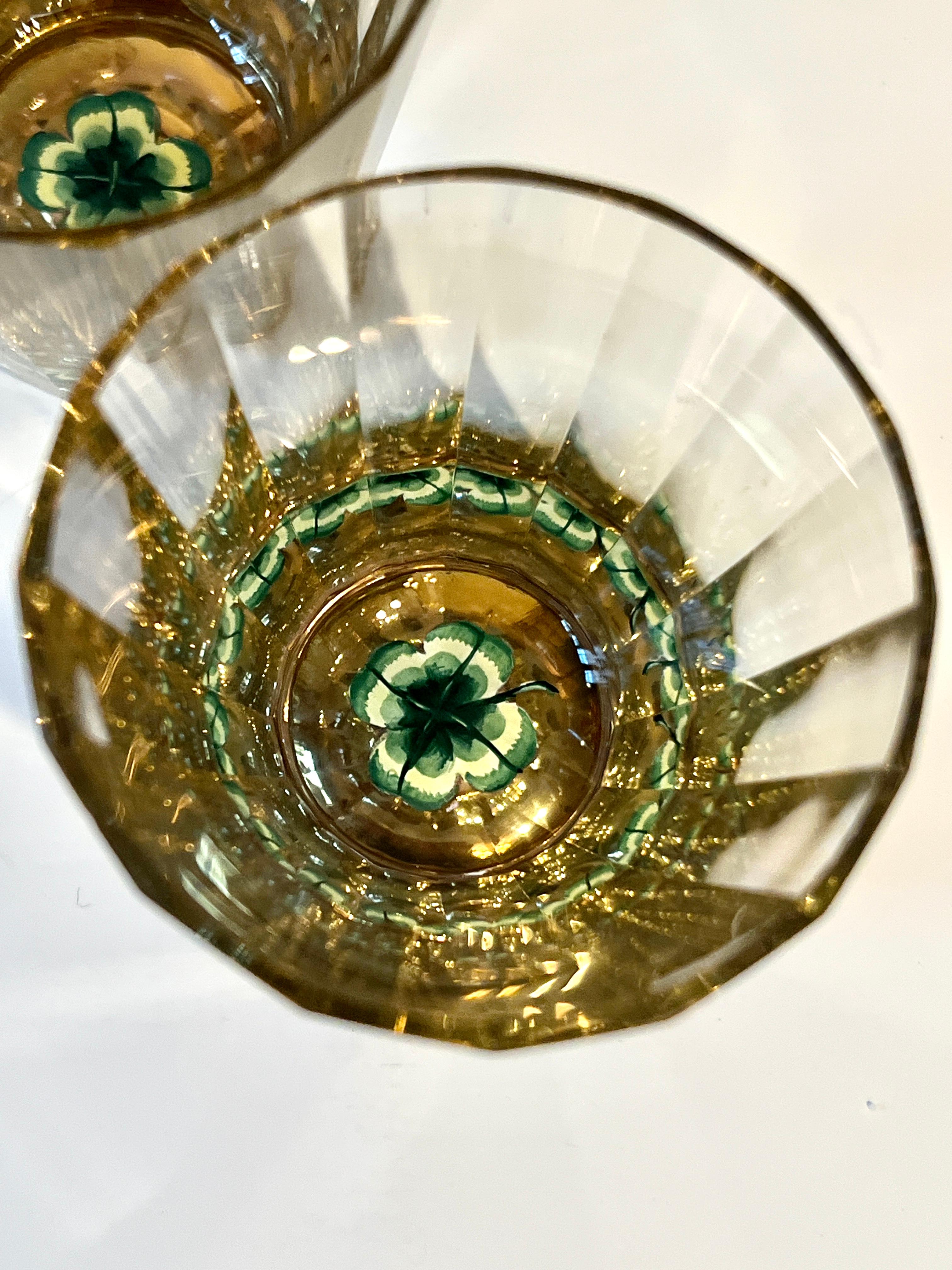 Decantador y Cuatro Vasos de Cristal con Detalles de Trébol Pintados a Mano en venta 1