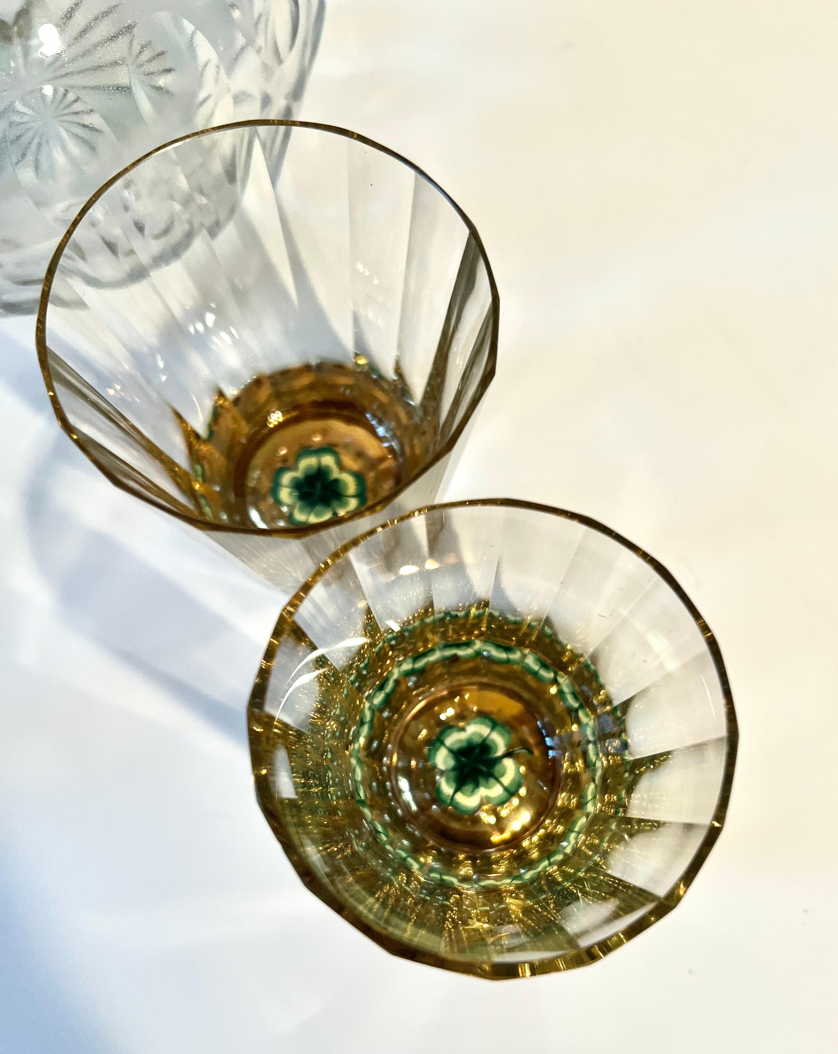 Decantador y Cuatro Vasos de Cristal con Detalles de Trébol Pintados a Mano en venta 2