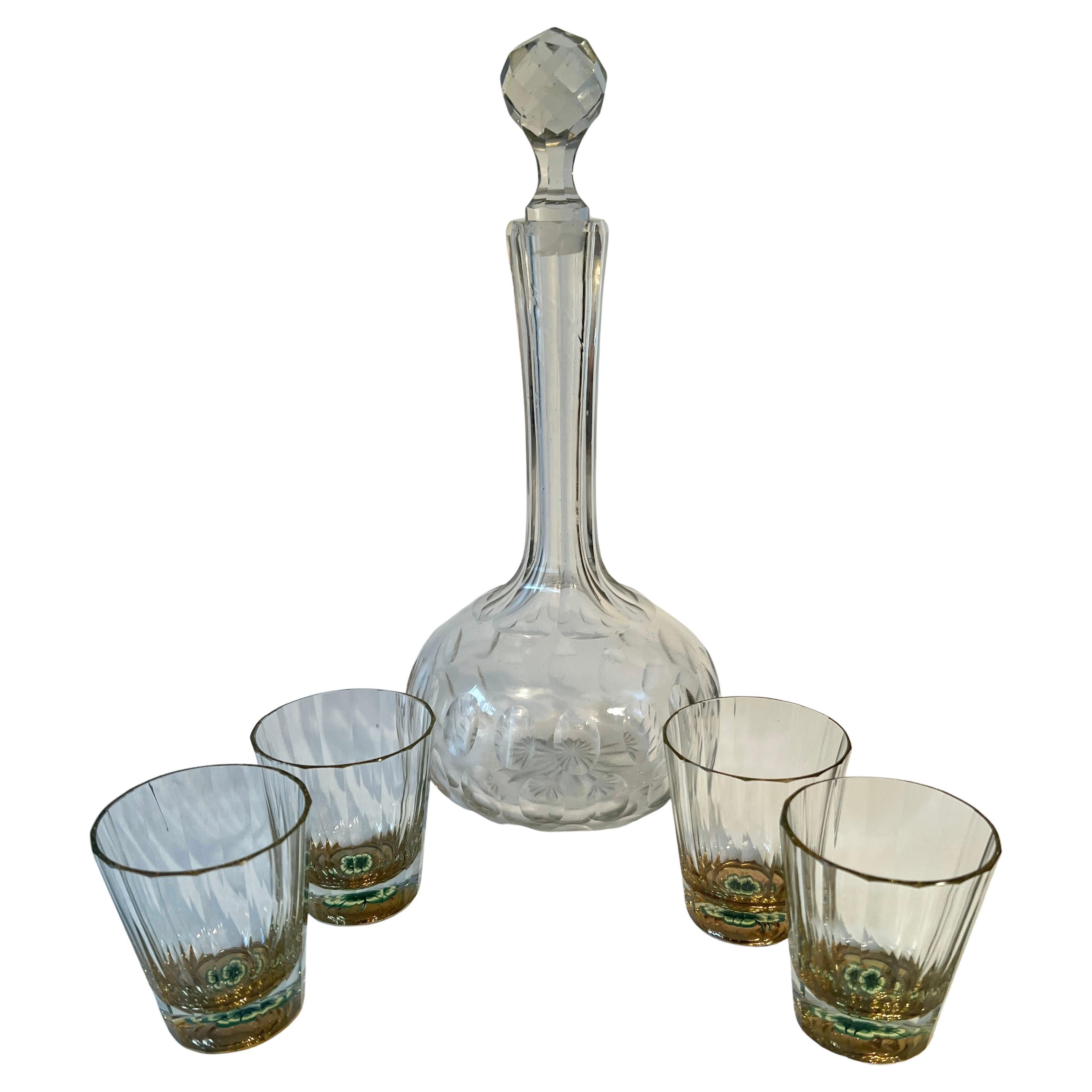 Decantador y Cuatro Vasos de Cristal con Detalles de Trébol Pintados a Mano en venta