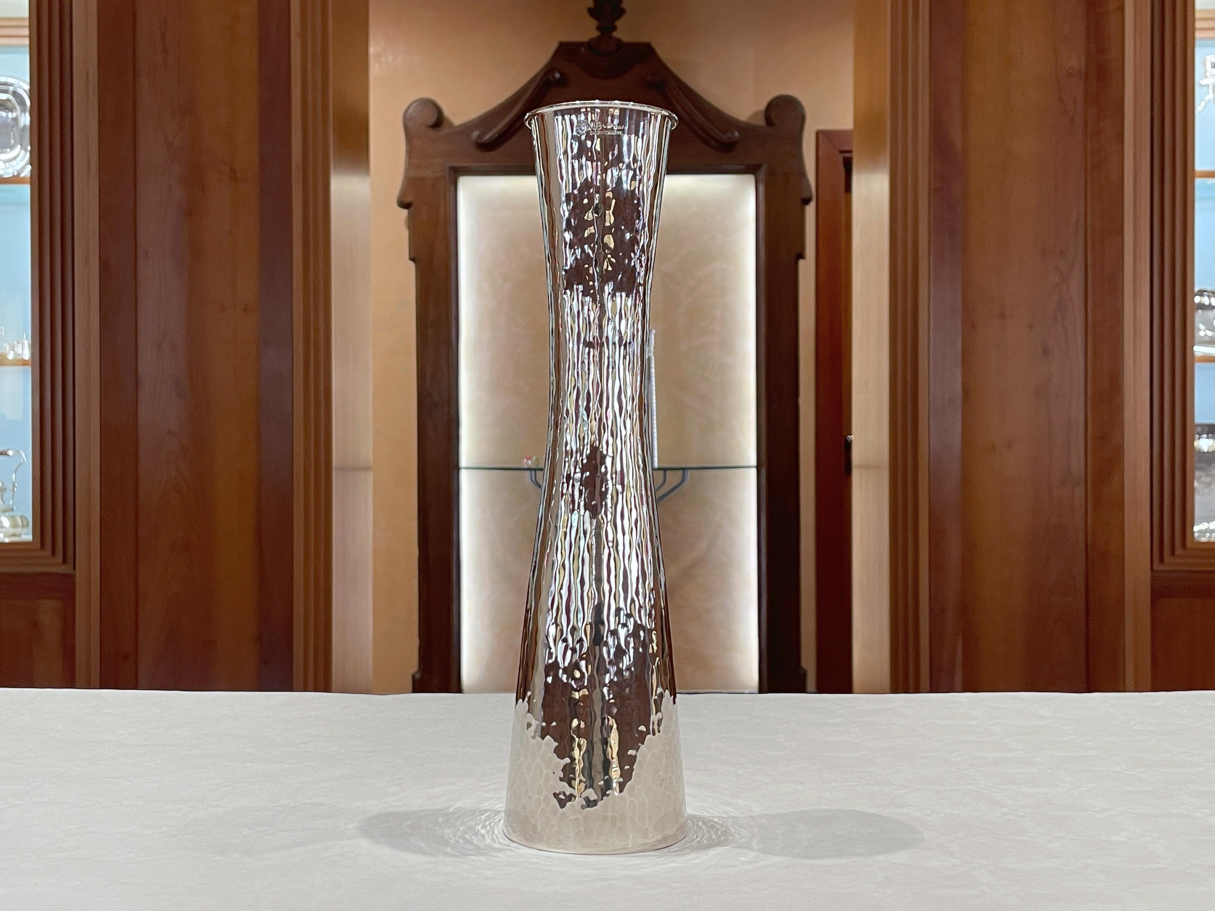 Brandimarte Flaschenvase aus 925/ooo Sterlingsilber
Höhe 34 cm
Sockel 9 cm
Gewicht 475 g
Hergestellt von Brandimarte - Florenz - Italien
Handgefertigt.

Die handwerkliche Verarbeitung ist seit jeher ein Markenzeichen der Firma Brandimarte,
die vom