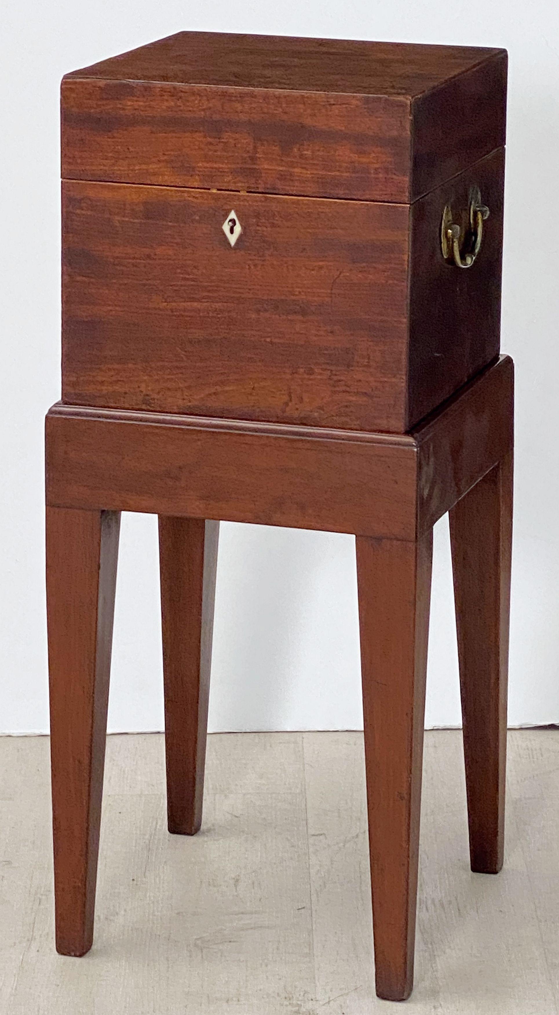 Decanter Box Carrier on Stand of Mahogany from England 4