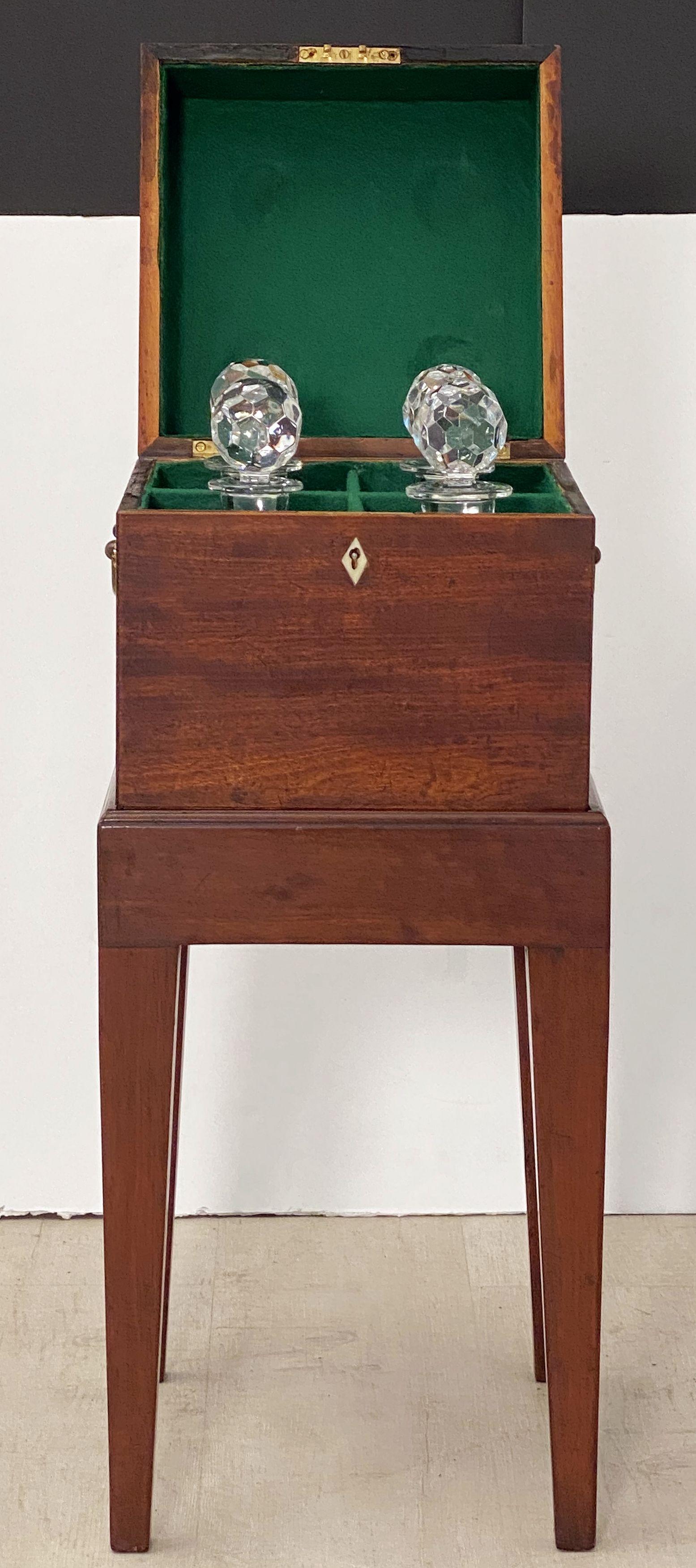 Decanter Box Carrier on Stand of Mahogany from England In Good Condition In Austin, TX