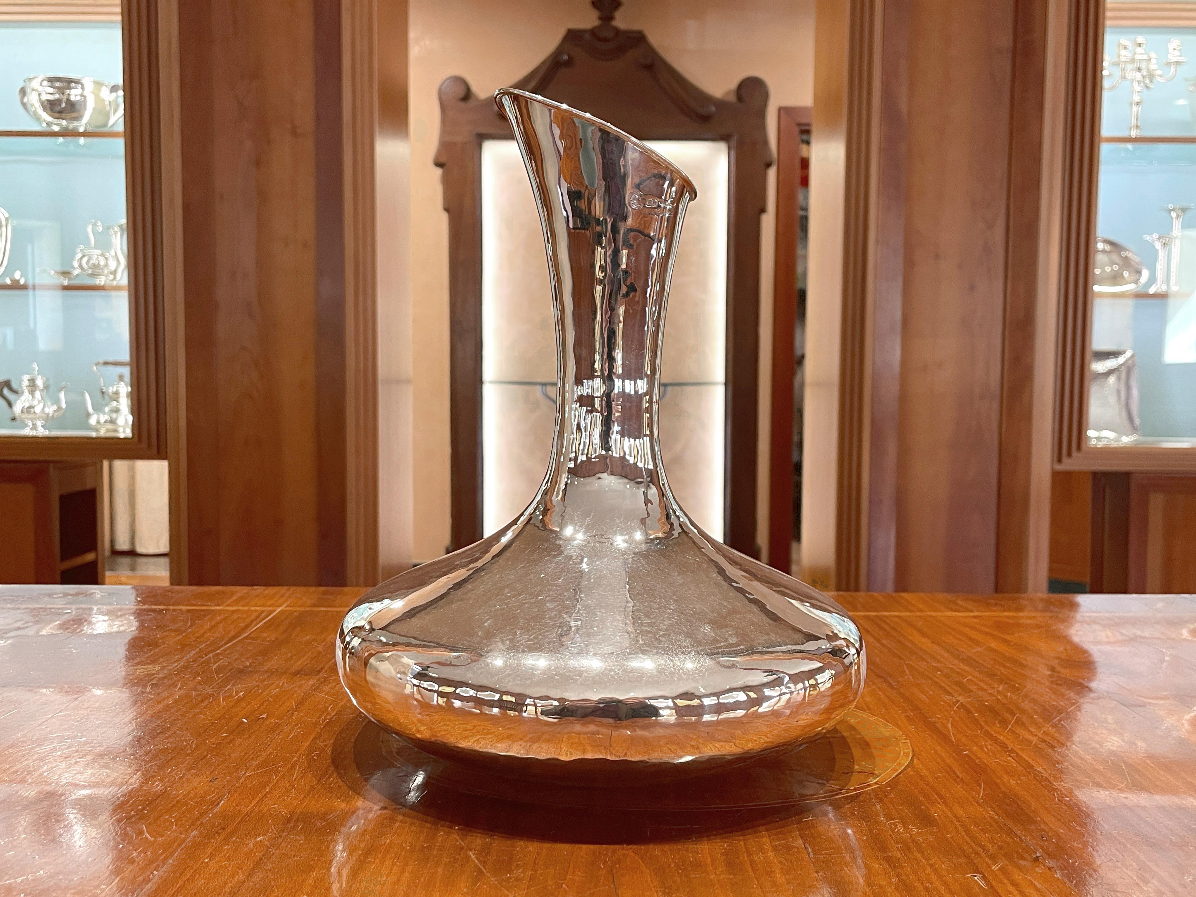 Jarra de plata de ley 925/ooo para vino
Fabricado por Brandimarte - Florencia - Italia
Peso 700 g
Altura 28 cm
Base 23 cm

La elaboración martillada siempre ha sido un sello distintivo de la empresa Brandimarte.
El martilleo es una técnica que da