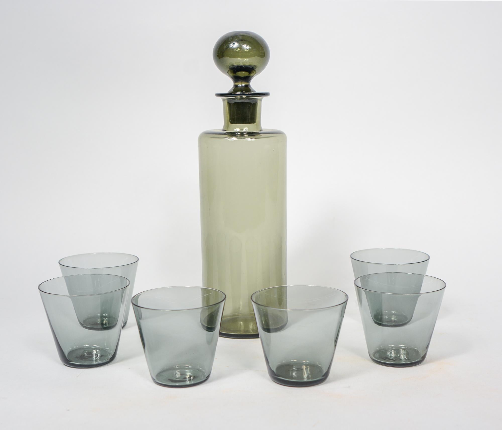 Decanter by Saara Hopea with Kaj Franck Kartio Glasses (Moderne der Mitte des Jahrhunderts) im Angebot