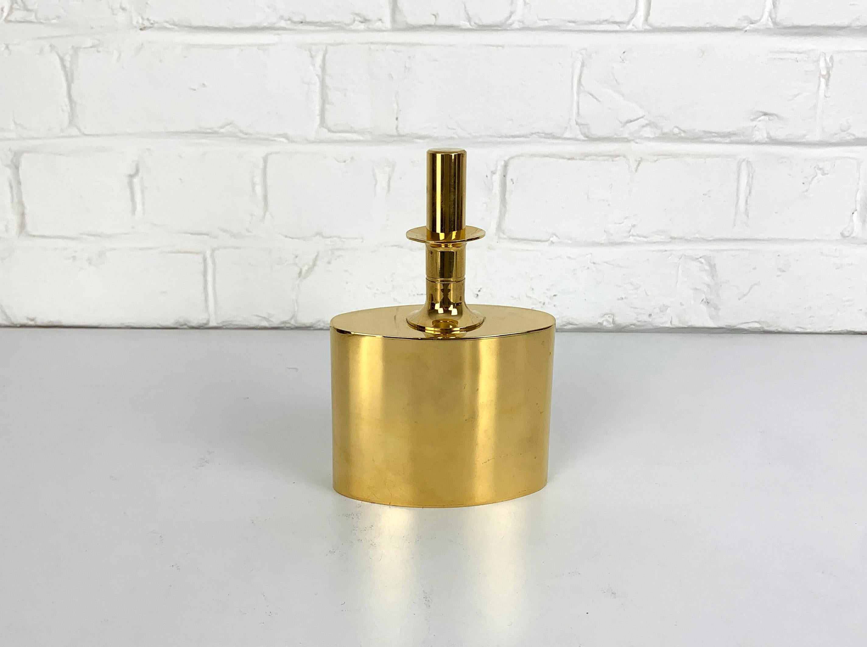 Elegante decanter realizzato in ottone. Placcato in oro, 23 carati.

Progettato da Pierre Forssell e prodotto in Svezia da Skultuna. L'azienda è stata fondata dal re Carl IX di Svezia nel 1607. Pierre Forsell ha lavorato tra il 1955 e il 1986 per