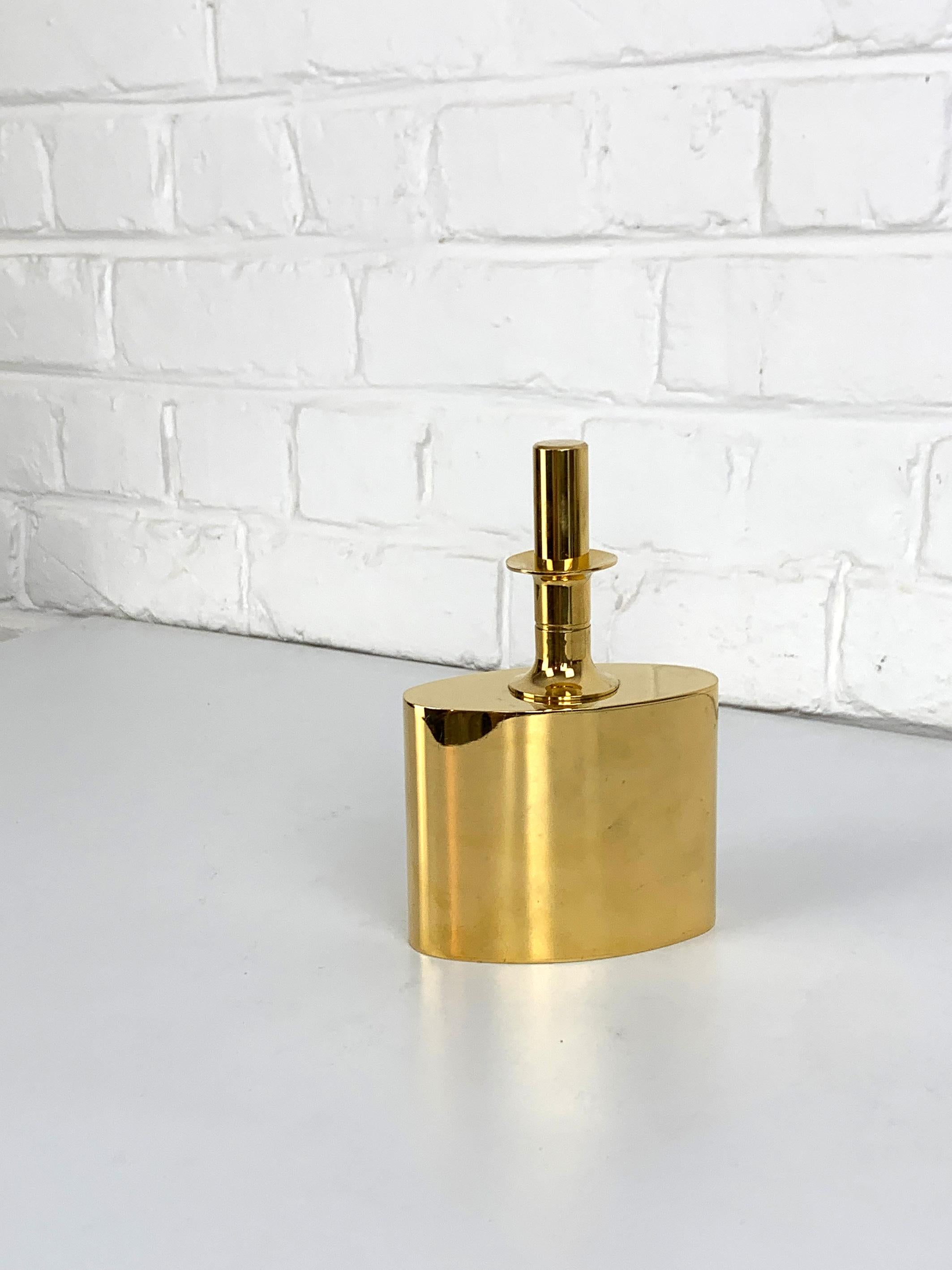 Svedese Decanter / Fiaschetta, ottone placcato oro 23 carati Pierre Forssell per Skultuna, anni '60 in vendita