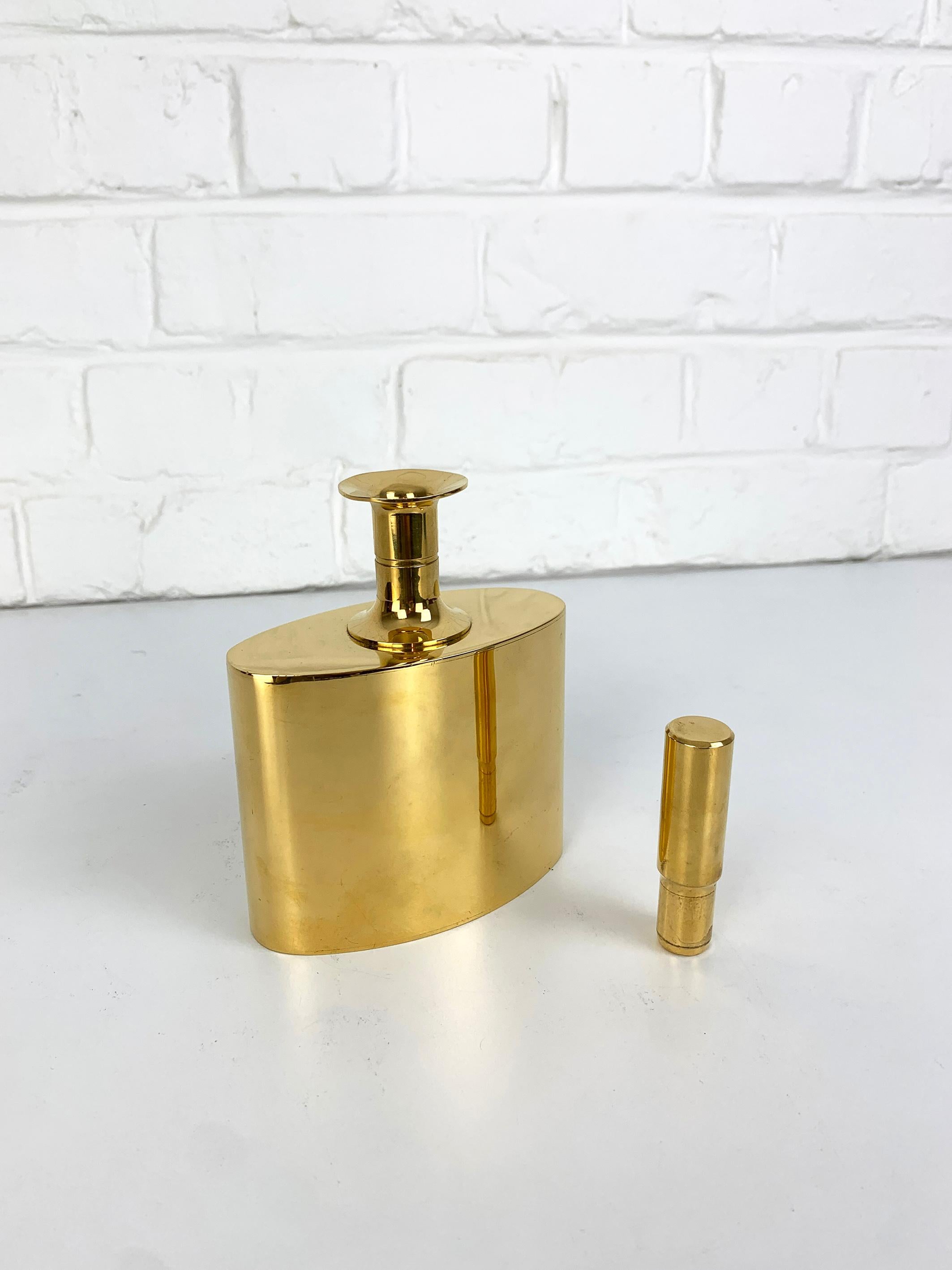 XX secolo Decanter / Fiaschetta, ottone placcato oro 23 carati Pierre Forssell per Skultuna, anni '60 in vendita
