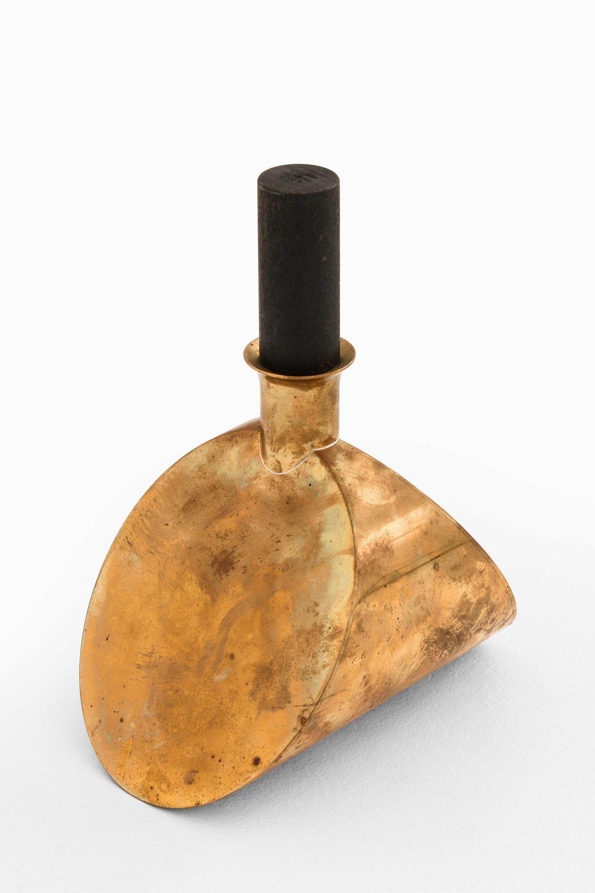 Dekanter aus Messing von Pierre Forsell, 1950er Jahre

Zusätzliche Informationen:
MATERIAL: Messing
Stil: Mitte des Jahrhunderts, skandinavisch
Produziert von Skultuna in Schweden
Abmessungen (B x T x H): 15 x 10 x 18,5 cm