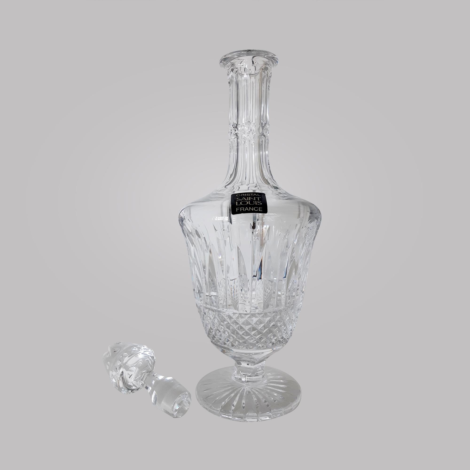 Elegant wine decanter in cut crystal from the house of Saint-Louis.
From its star-cut base to the dazzling reflections of diamond, bevel, fluke and pearl cuts, the “Tommy” model has remained timeless since 1928.

Created in 1928, in honor of