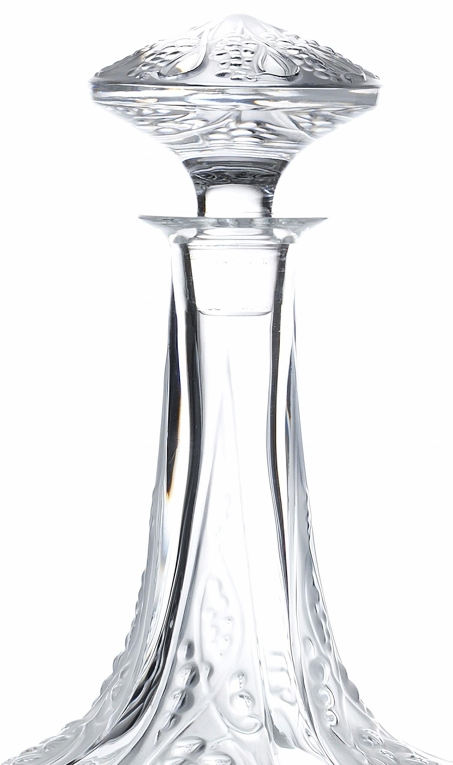 Decantador, Lalique

Botella de cristal moldeado y en relieve, decorada al ácido, firmada 