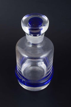 Decanter with stopper in clear and blue glass. Mid-20th C.