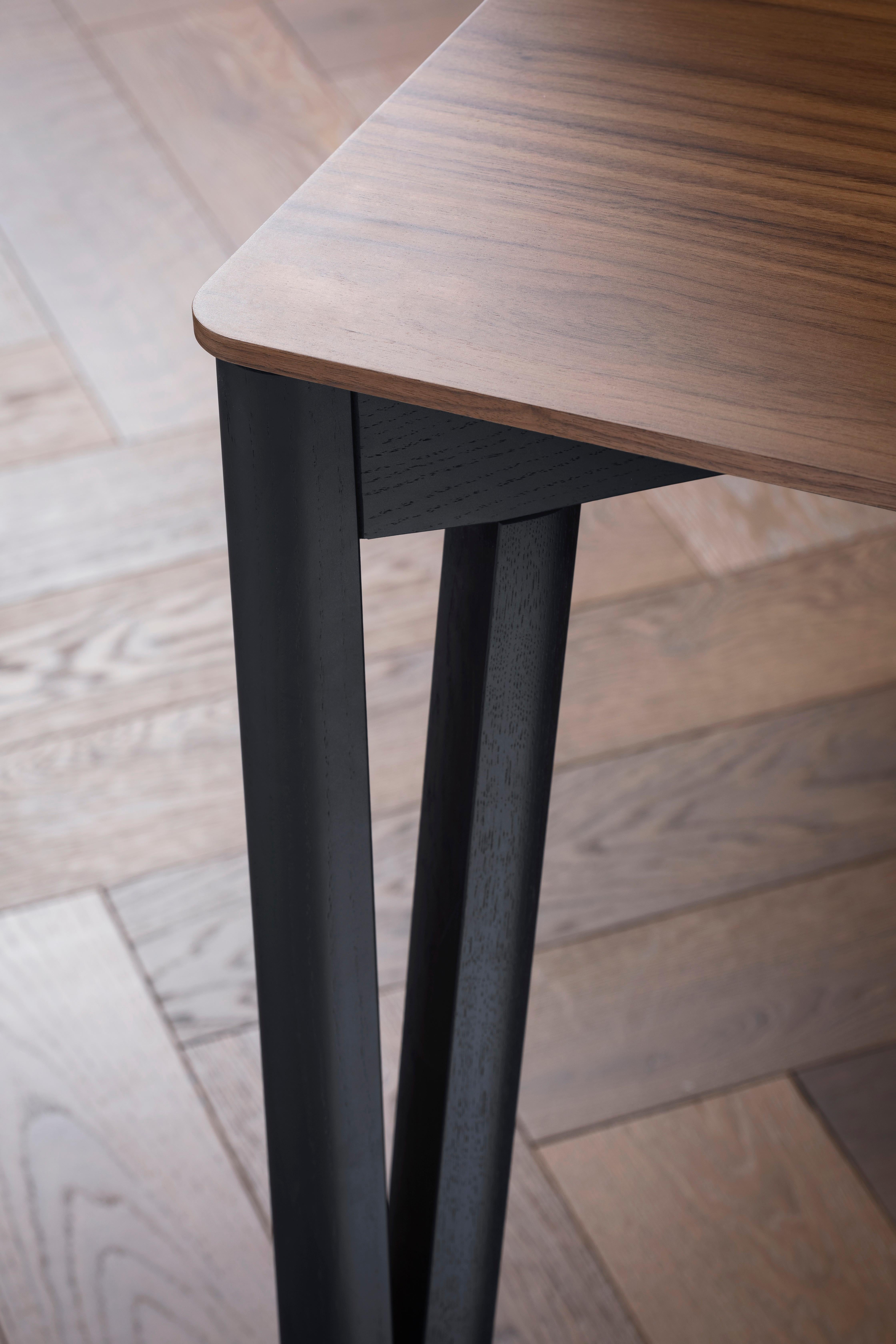Decapo:: ausziehbarer Tisch mit schwarzem Anilinfuß:: von Francesco Beghetto (Italienisch) im Angebot