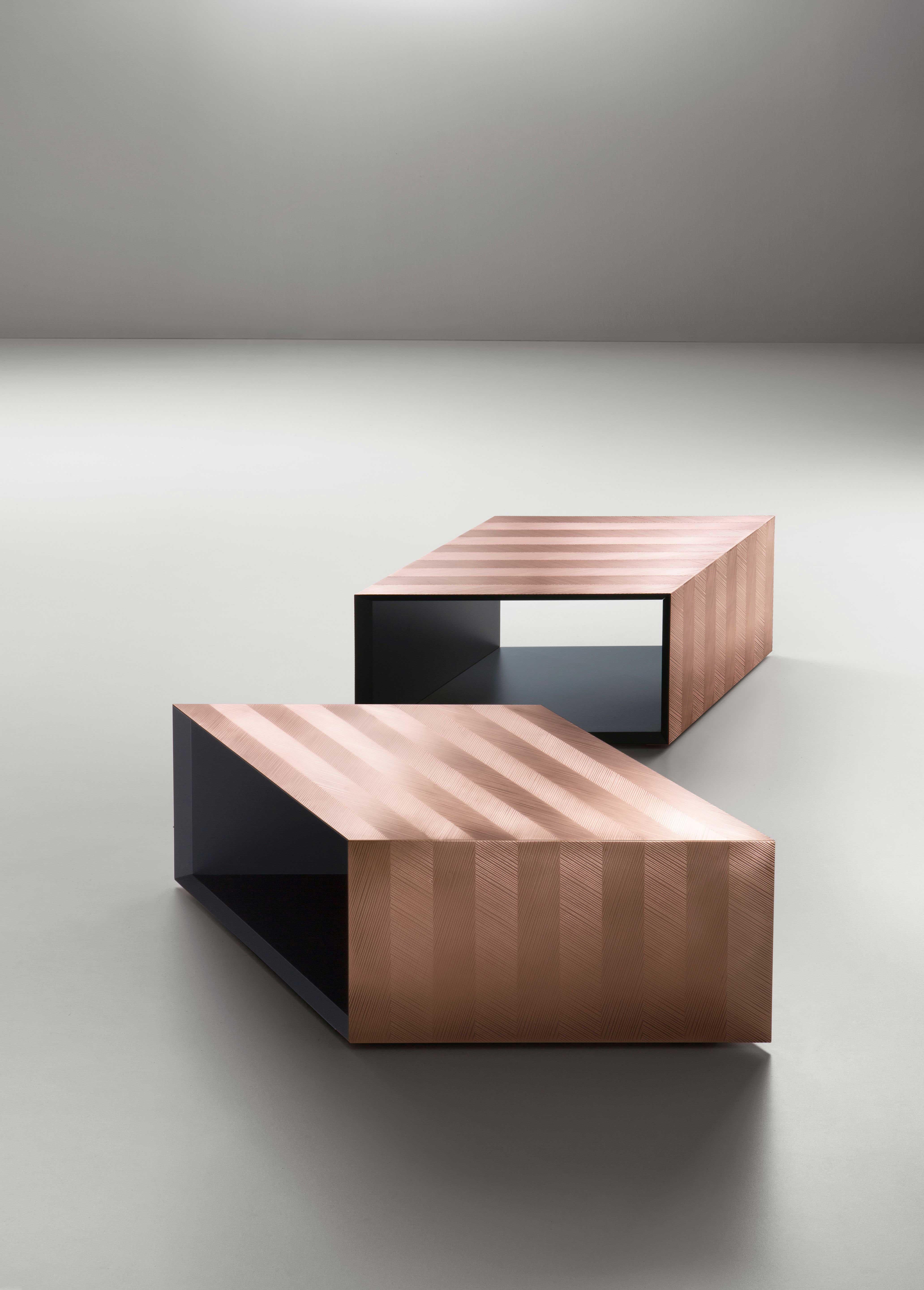 Table basse modulaire Alpha conçue par Martinelli Venezia pour DeCastelli. La table se compose de trois pièces rhomboïdes qui peuvent être déplacées ou tournées pour obtenir de nombreuses formes. La technique DeErosion est utilisée pour produire une