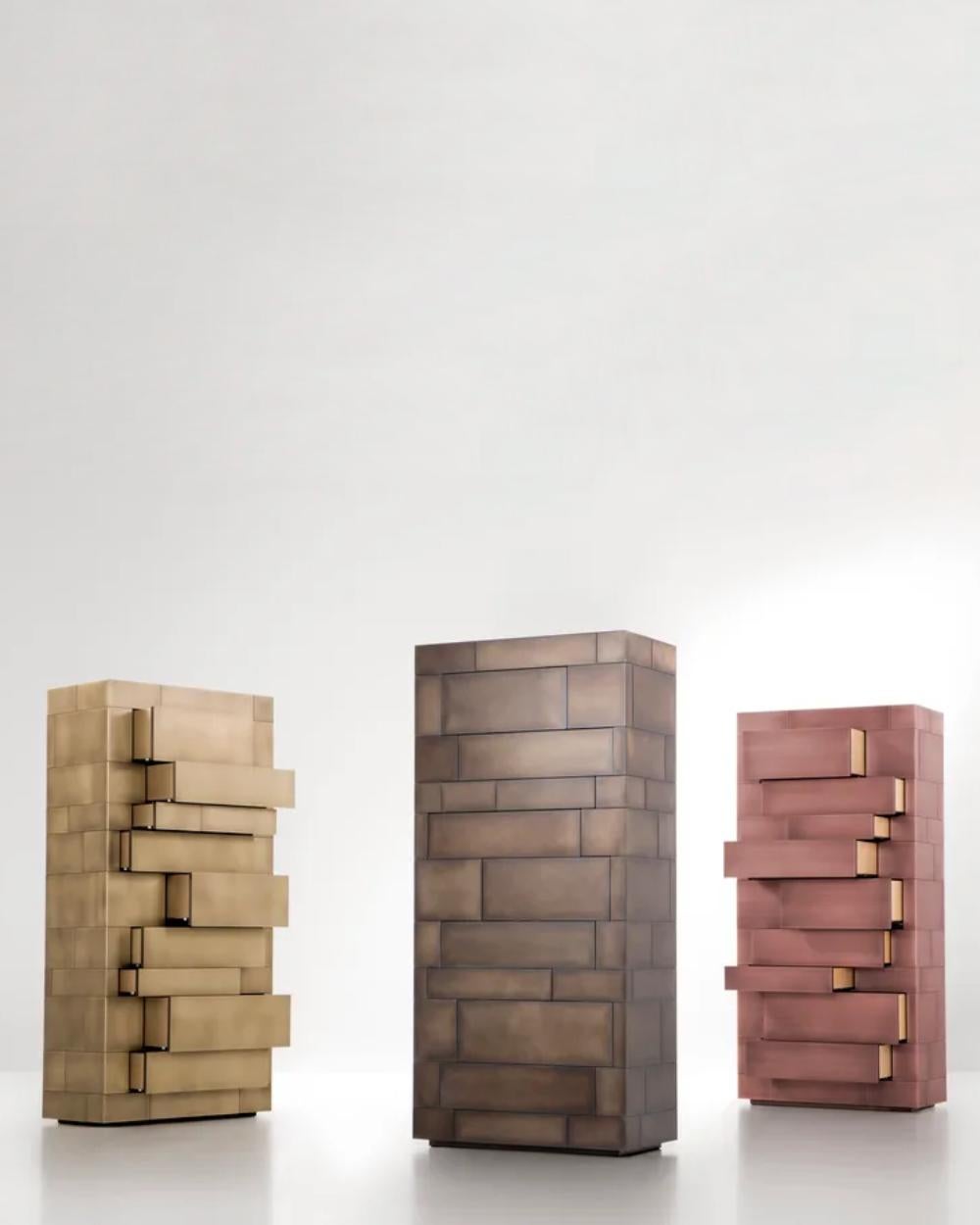 Celato is a reference to what is concealed to keep a memory intact; it’s an archetype in which beauty is revealed in stages. A monolithic appearance makes Celato a contemporary menhir; like a legend that tells of magnificent treasures safeguarded