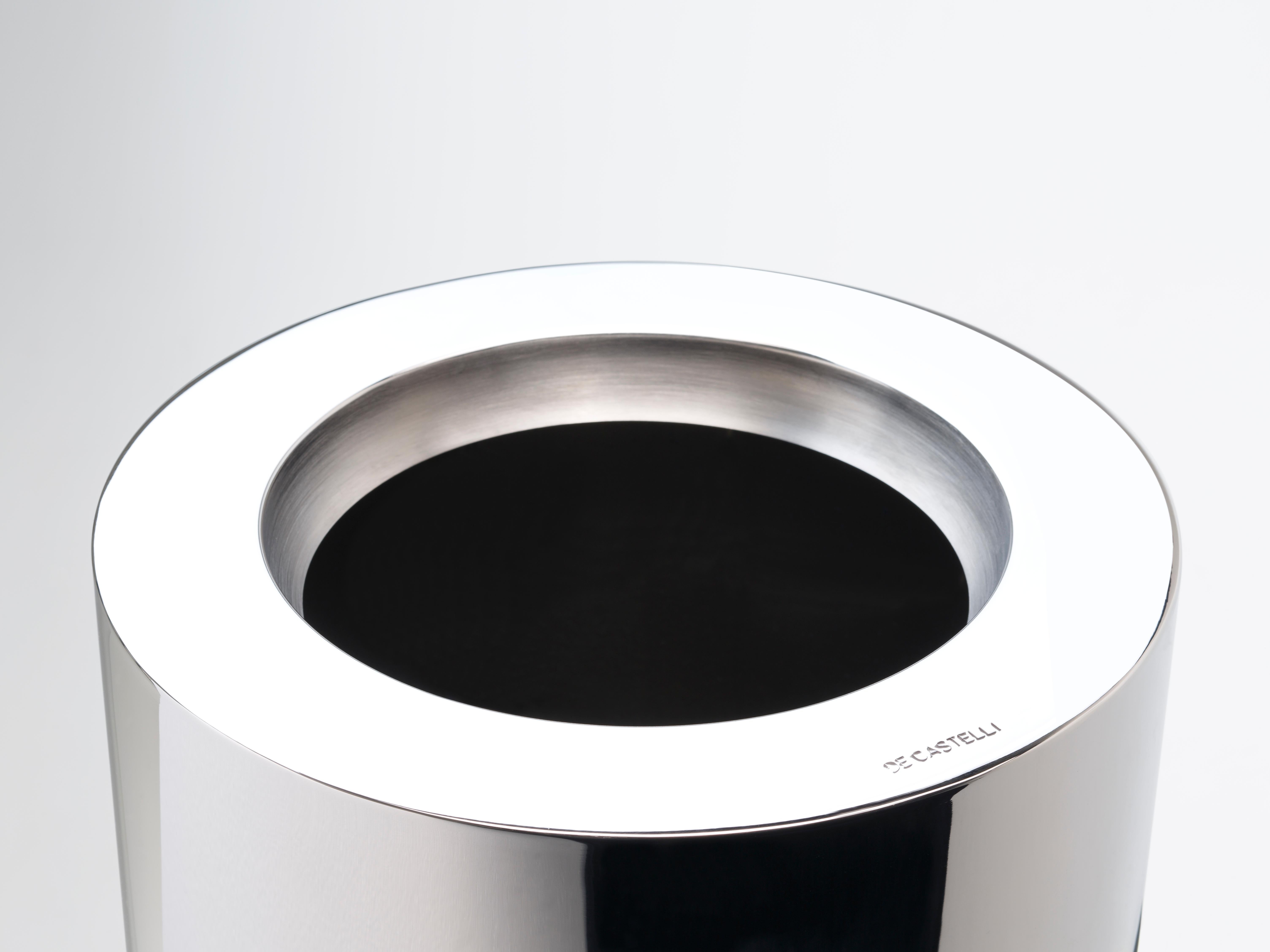 La forme cylindrique pure se décline dans les métaux et les finitions De Castelli pour une série de cache-pots à la présence scénique foisonnante. Dans leur simplicité linéaire, ces objets deviennent des repères pour la maison, non seulement des