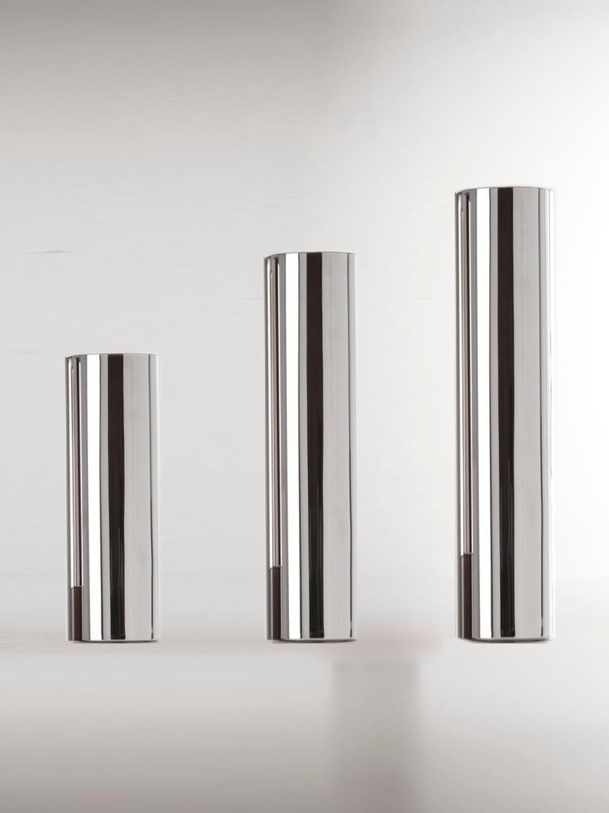 Eine reine zylindrische Form wird in De Castelli-Metallen und -Oberflächen für eine Serie von Übertöpfen mit großer Bühnenpräsenz angeboten. In ihrer geradlinigen Einfachheit werden diese Objekte zu Orientierungspunkten für die Wohnung, nicht nur