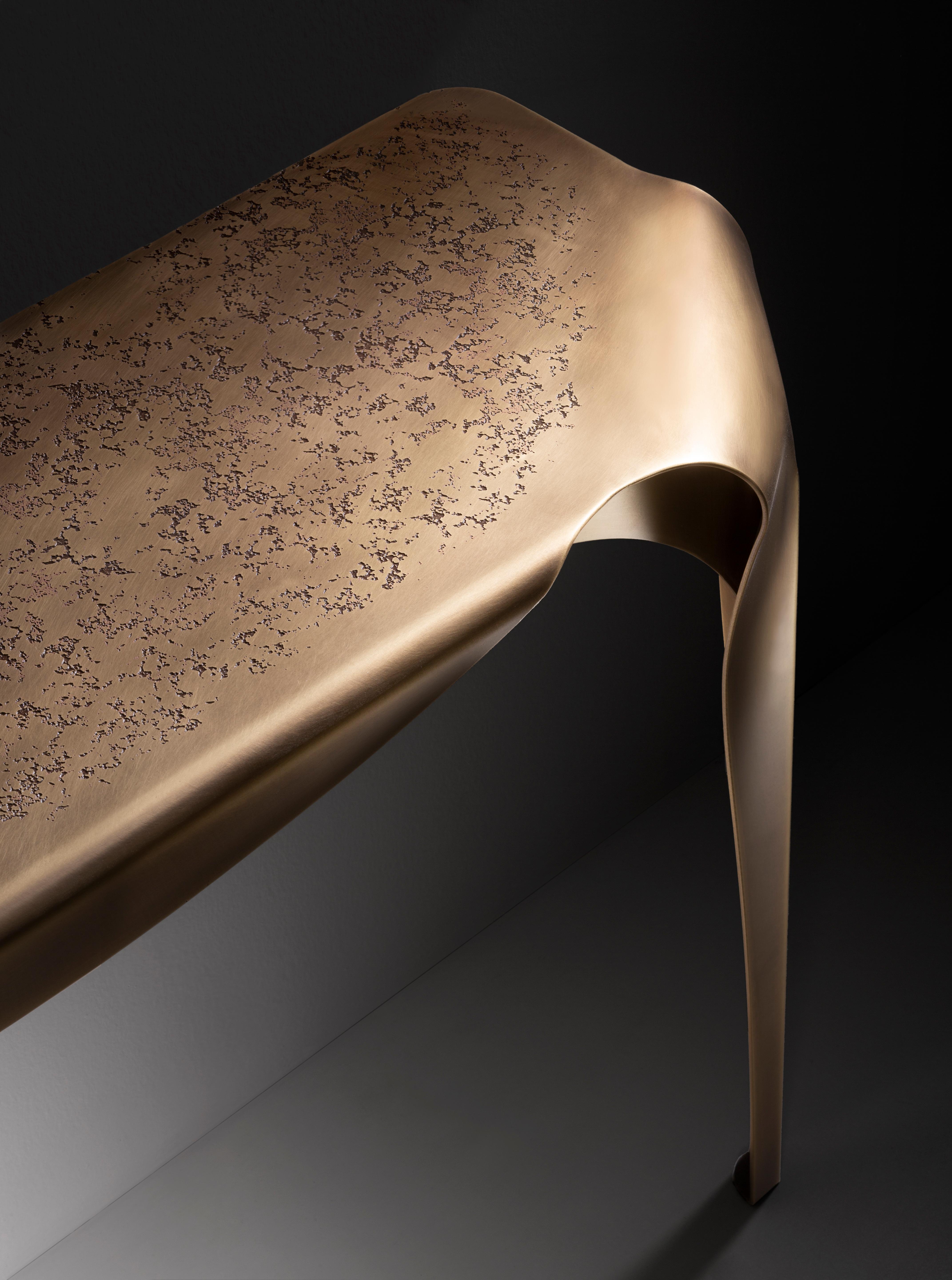 italien Table console DeCastelli en laiton DeErosion de Nikita Bettoni en vente