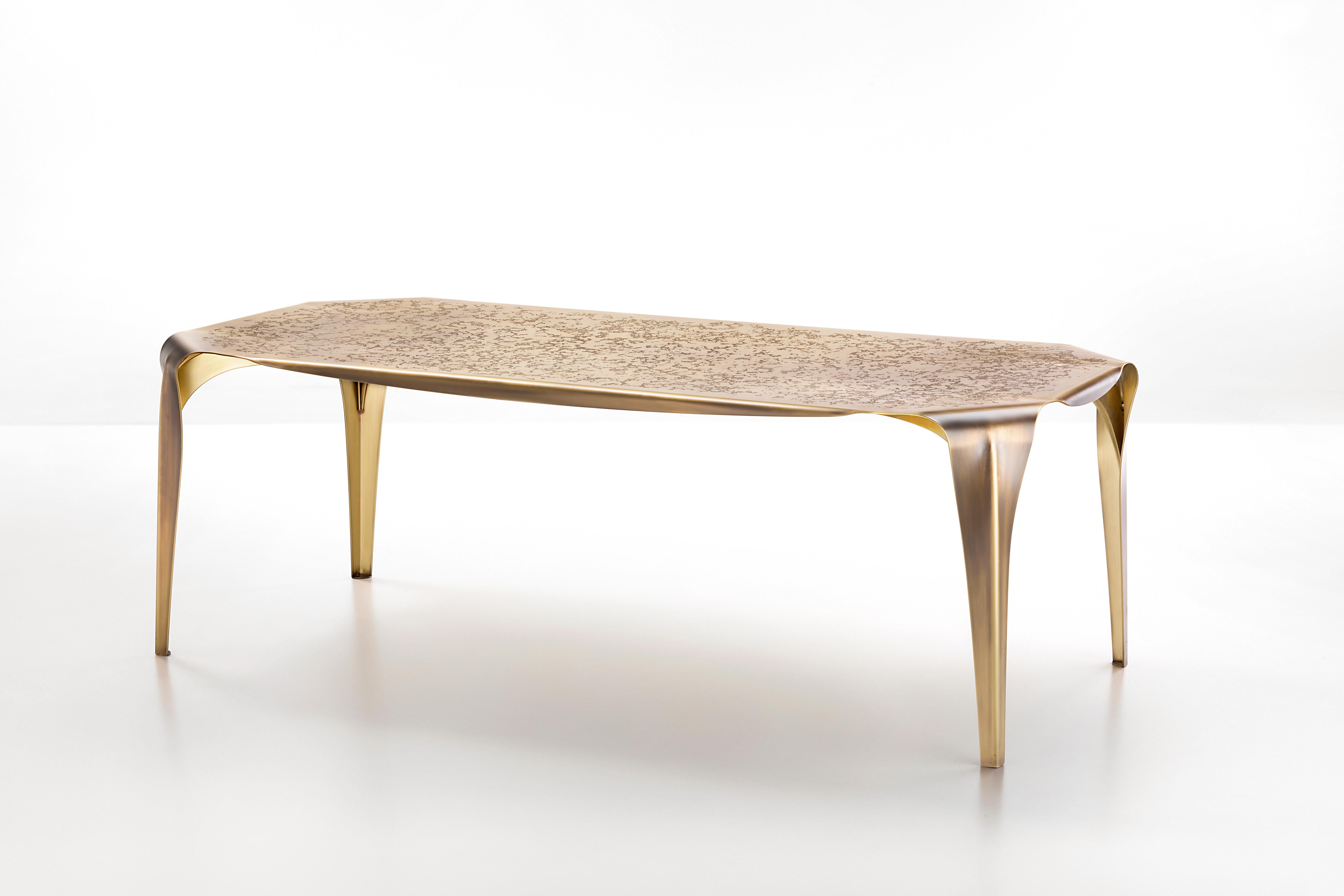 Precious as a jewel, Convivium is a sculptural table that steals centre stage by studding itself with light. Made entirely of brass, it is shaped to ensure stability and resilience, thanks to the discreetly Art Nouveau creases. Like a leaf, it folds